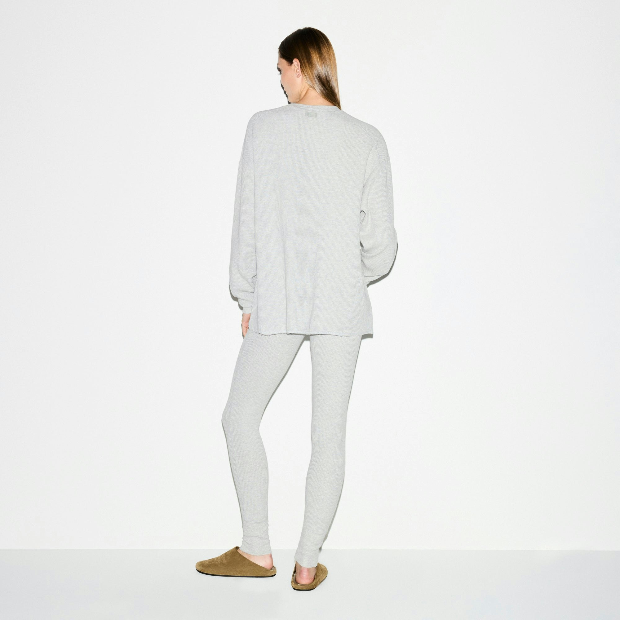 HEAVY WAFFLE OVERSIZED CREWNECK | LIGHT HEATHER GREY ON A MODEL FRONT VIEW @ | FOCUS: 0.0, 1.0, 0.9