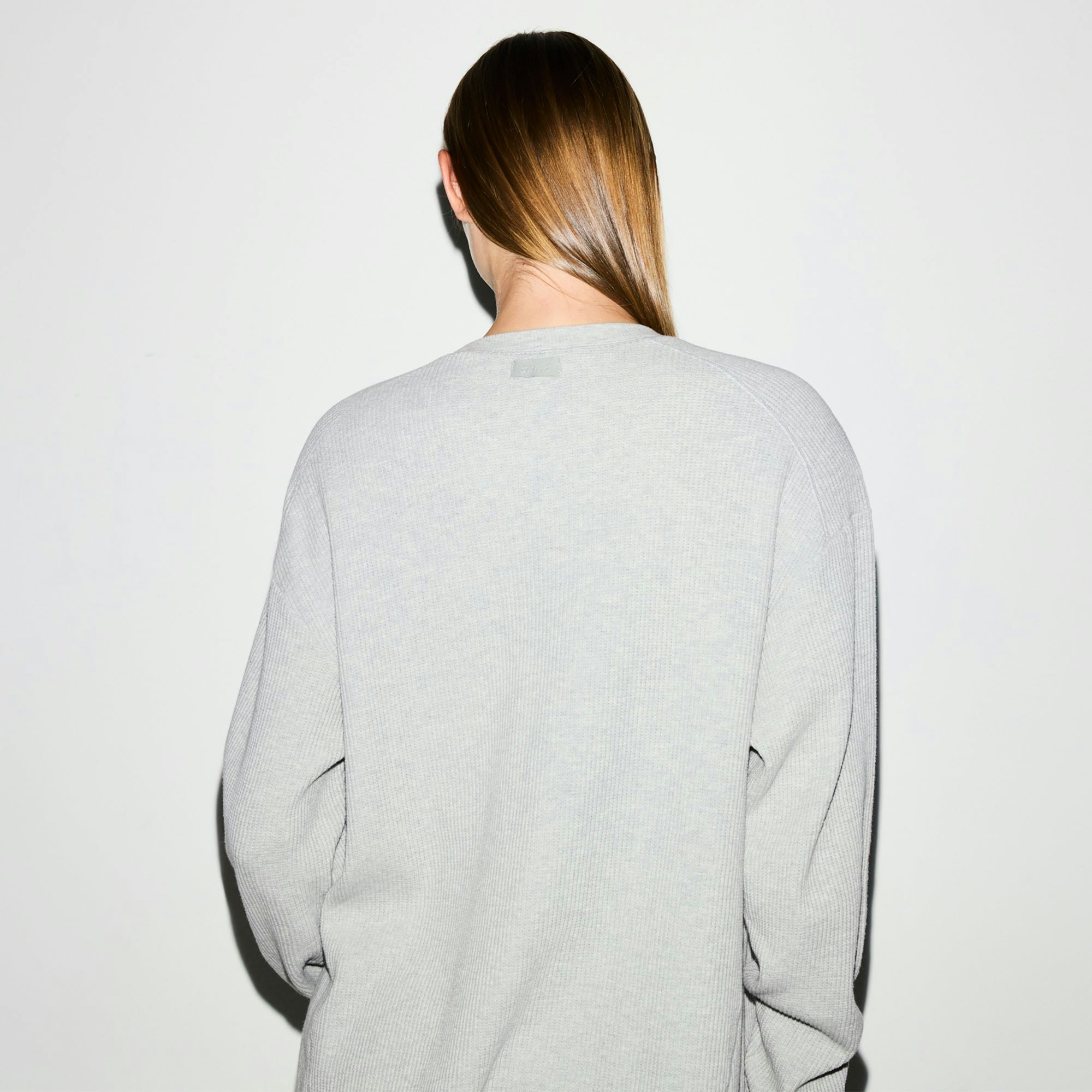 HEAVY WAFFLE OVERSIZED CREWNECK | LIGHT HEATHER GREY ON A MODEL FRONT VIEW @ | FOCUS: 0.0, 1.0, 0.9
