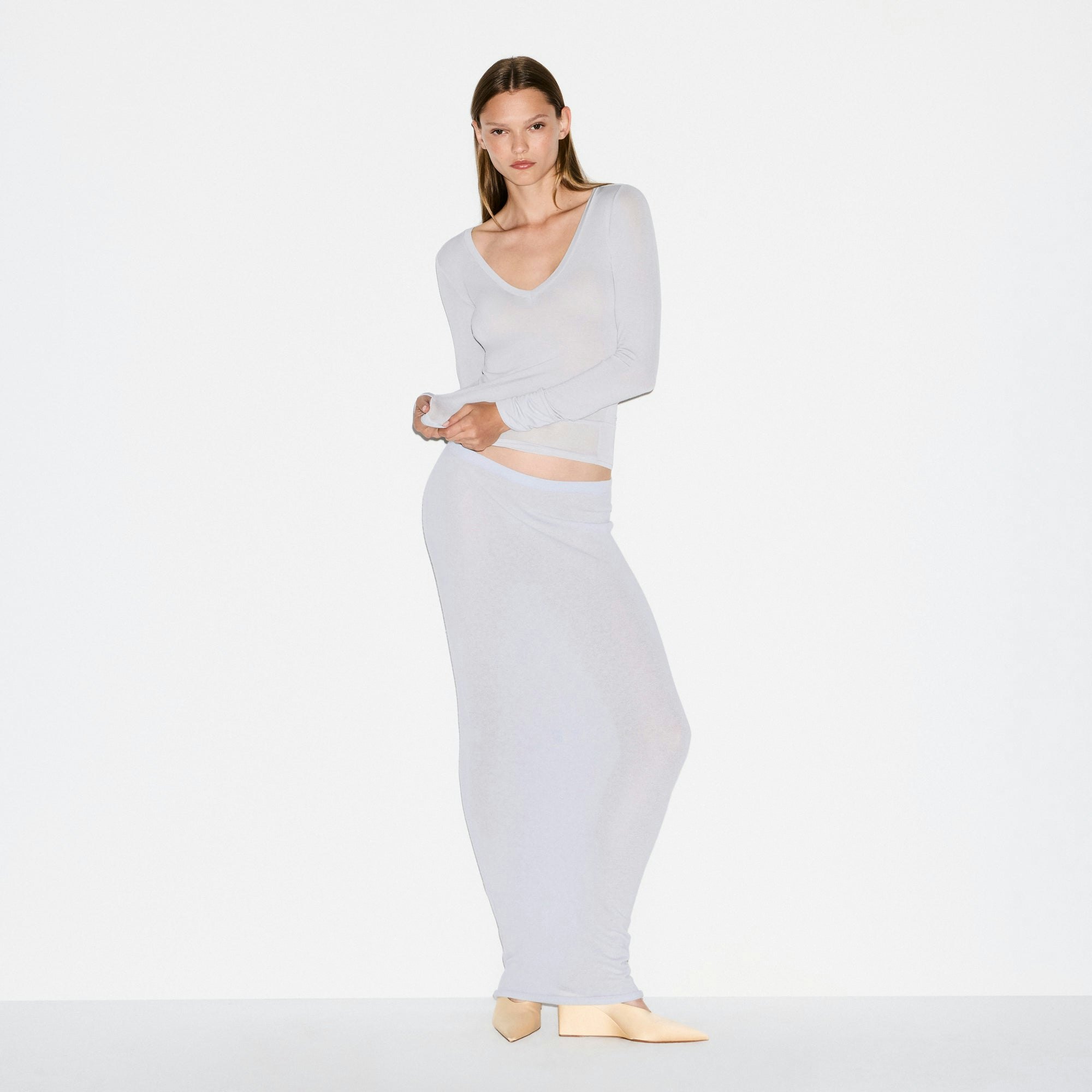 SHEER MODAL LONG SLEEVE V NECK | MIST ON A MODEL FRONT VIEW @ | FOCUS: 0.0, 1.0, 0.9