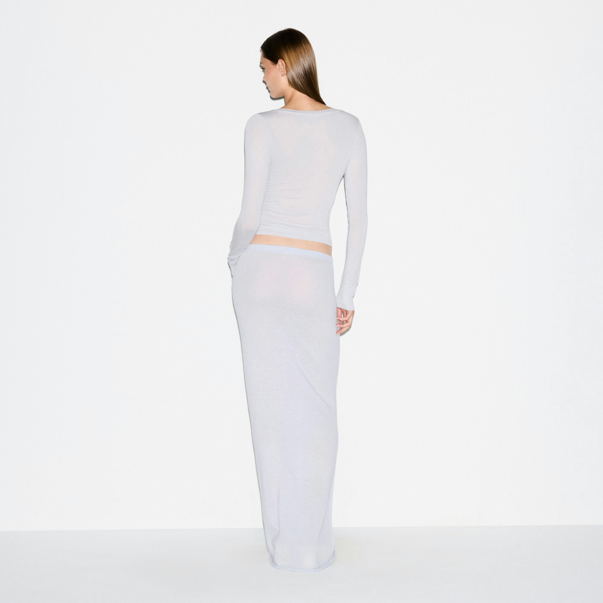 SHEER MODAL LONG SLEEVE V NECK | MIST ON A MODEL FRONT VIEW @ | FOCUS: 0.0, 1.0, 0.9