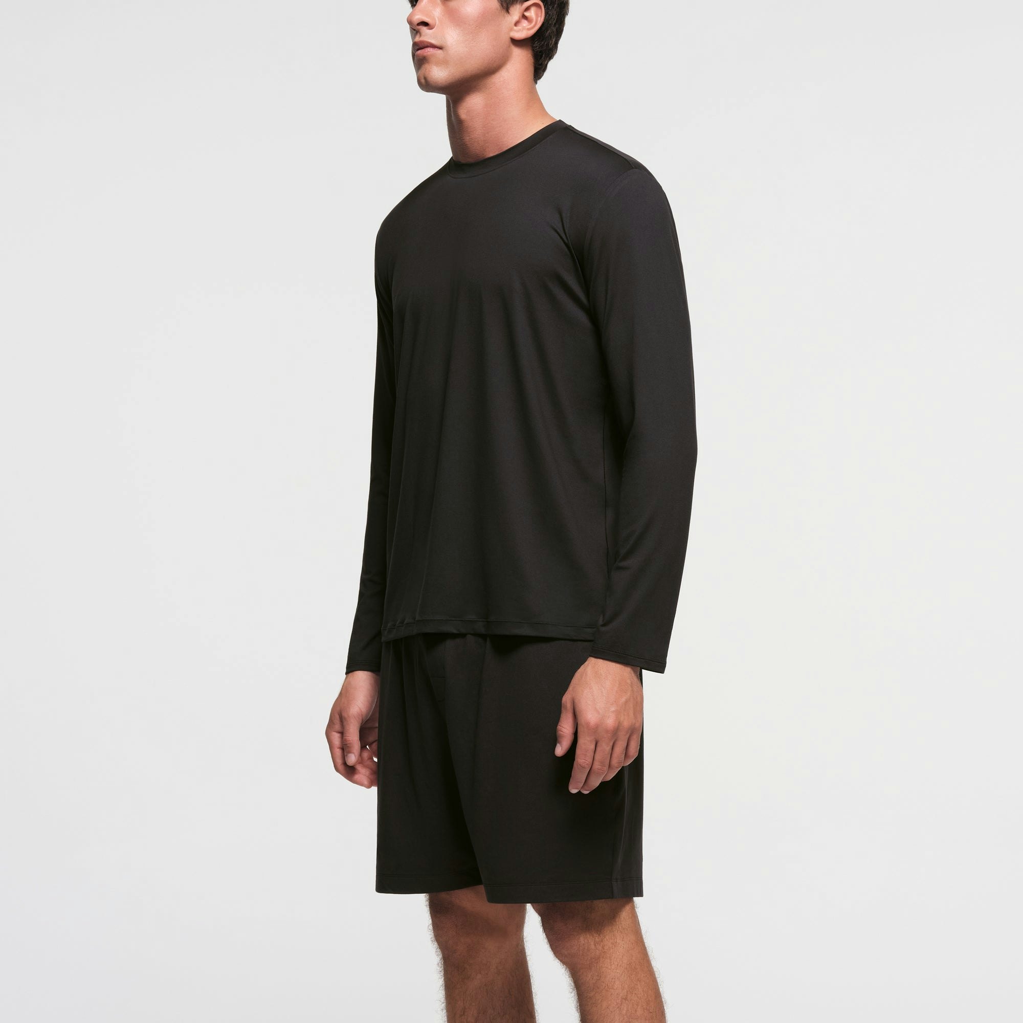 OUTDOOR JERSEY MENS LONG SLEEVE T-SHIRT | ONYX ON A MODEL SIDE VIEW