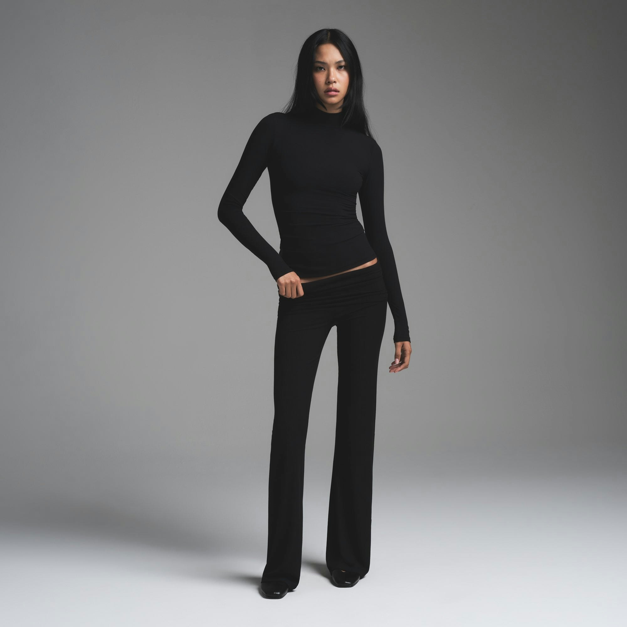 SOFT LOUNGE MOCK NECK LONG SLEEVE TOP | ONYX ON A MODEL FRONT VIEW