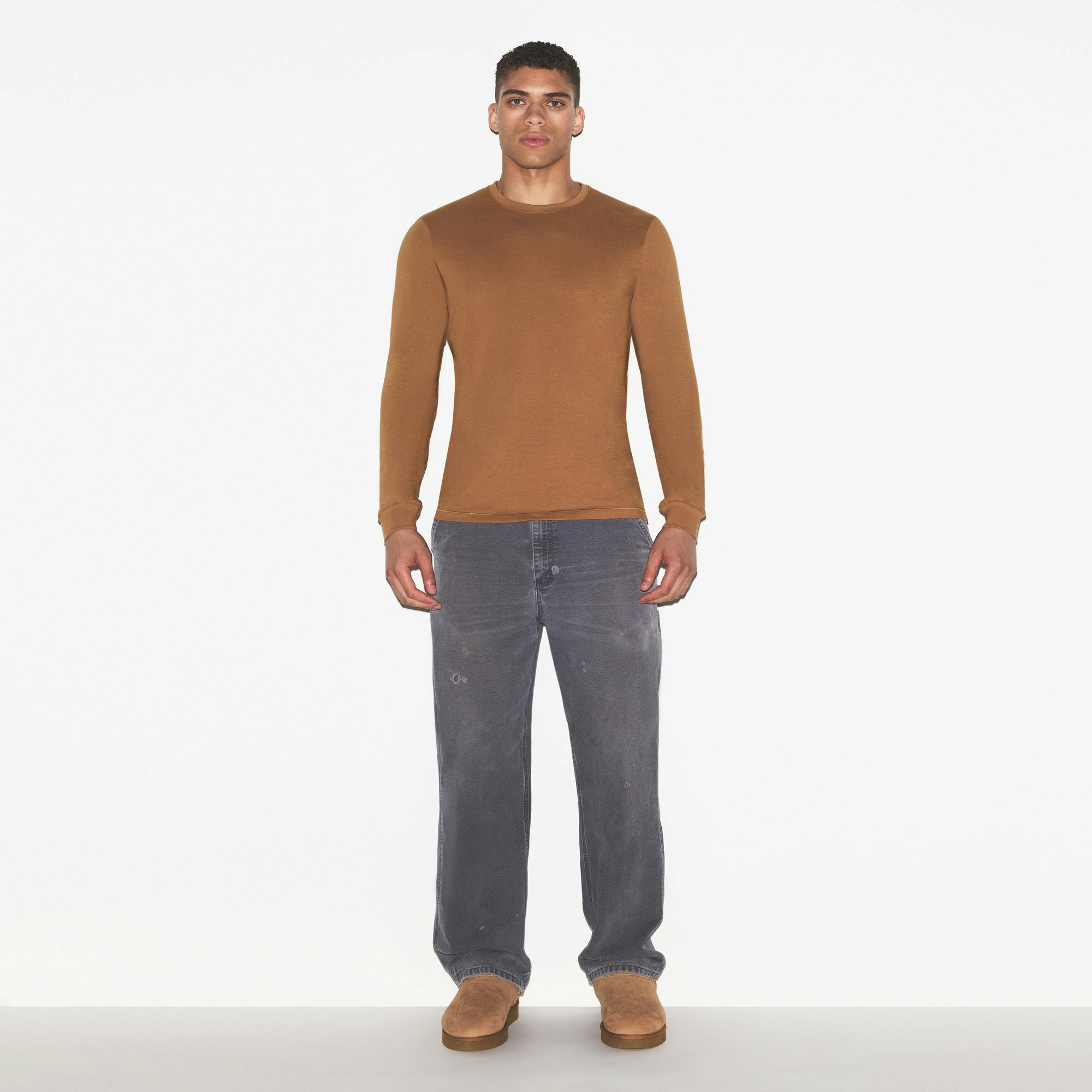 SKIMS COTTON MENS CLASSIC LONG SLEEVE T-SHIRT | RUSSET ON A MODEL FRONT VIEW @ | FOCUS: 0.0, 1.0, 0.9