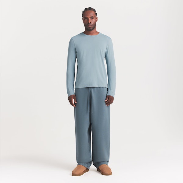 SKIMS COTTON MENS CLASSIC LONG SLEEVE T-SHIRT | SKY ON A MODEL FRONT VIEW @ | FOCUS: 0.0, 1.0, 0.9