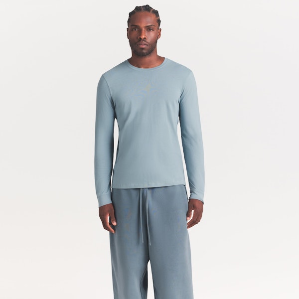 SKIMS COTTON MENS CLASSIC LONG SLEEVE T-SHIRT | SKY ON A MODEL SIDE VIEW @ | FOCUS: 0.0, 1.0, 0.9