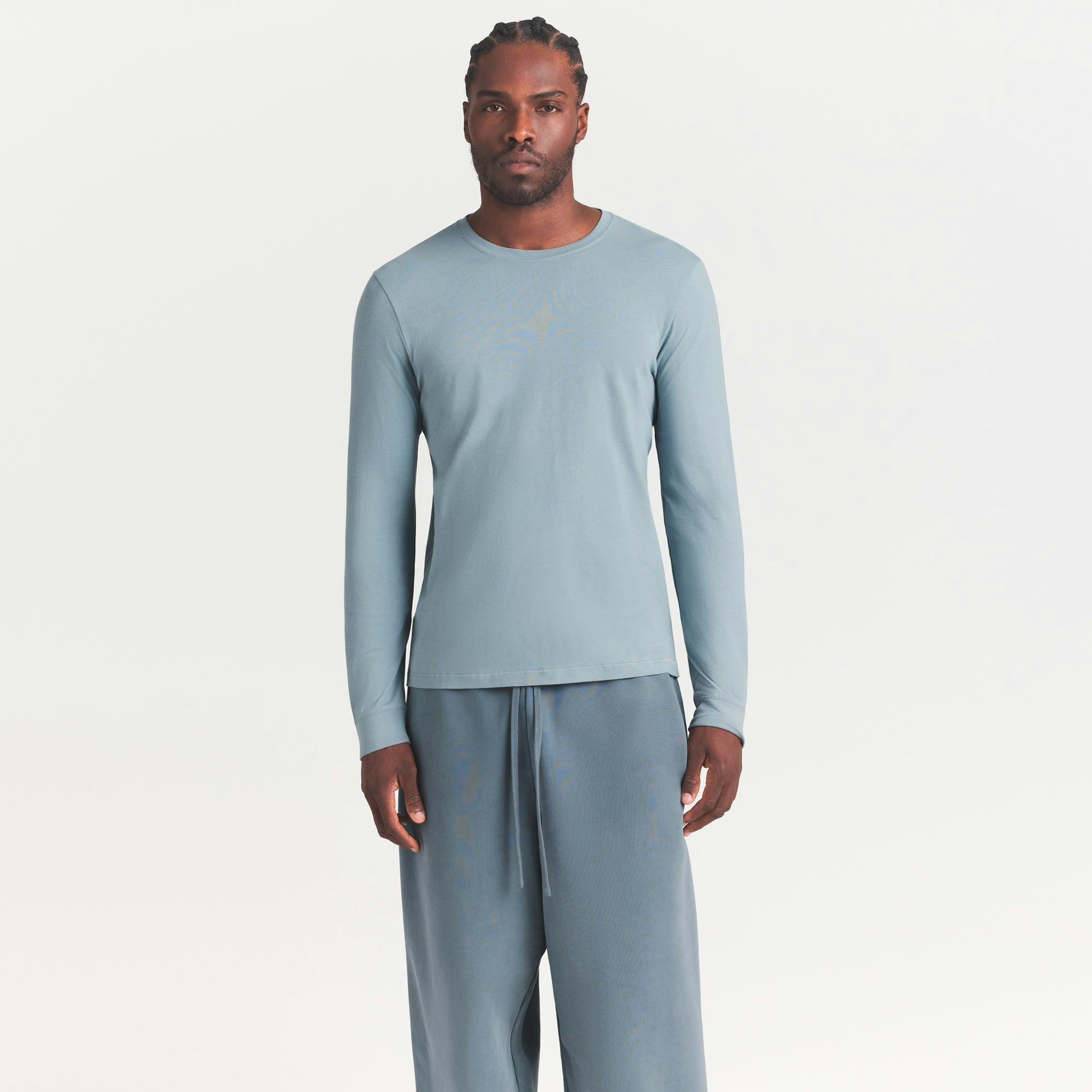 SKIMS COTTON MENS CLASSIC LONG SLEEVE T-SHIRT | SKY ON A MODEL SIDE VIEW @ | FOCUS: 0.0, 1.0, 0.9