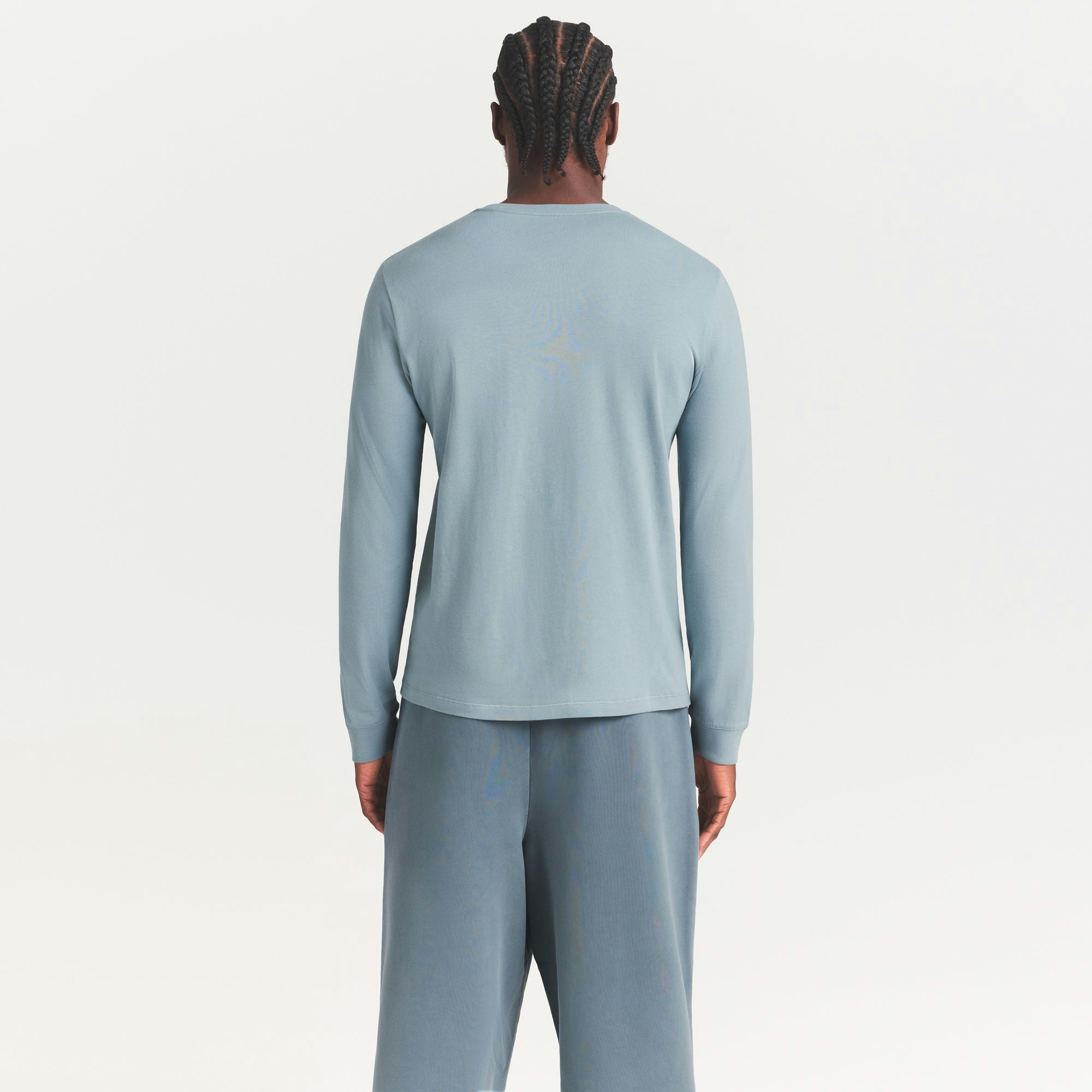 SKIMS COTTON MENS CLASSIC LONG SLEEVE T-SHIRT | SKY ON A MODEL SIDE VIEW @ | FOCUS: 0.0, 1.0, 0.9