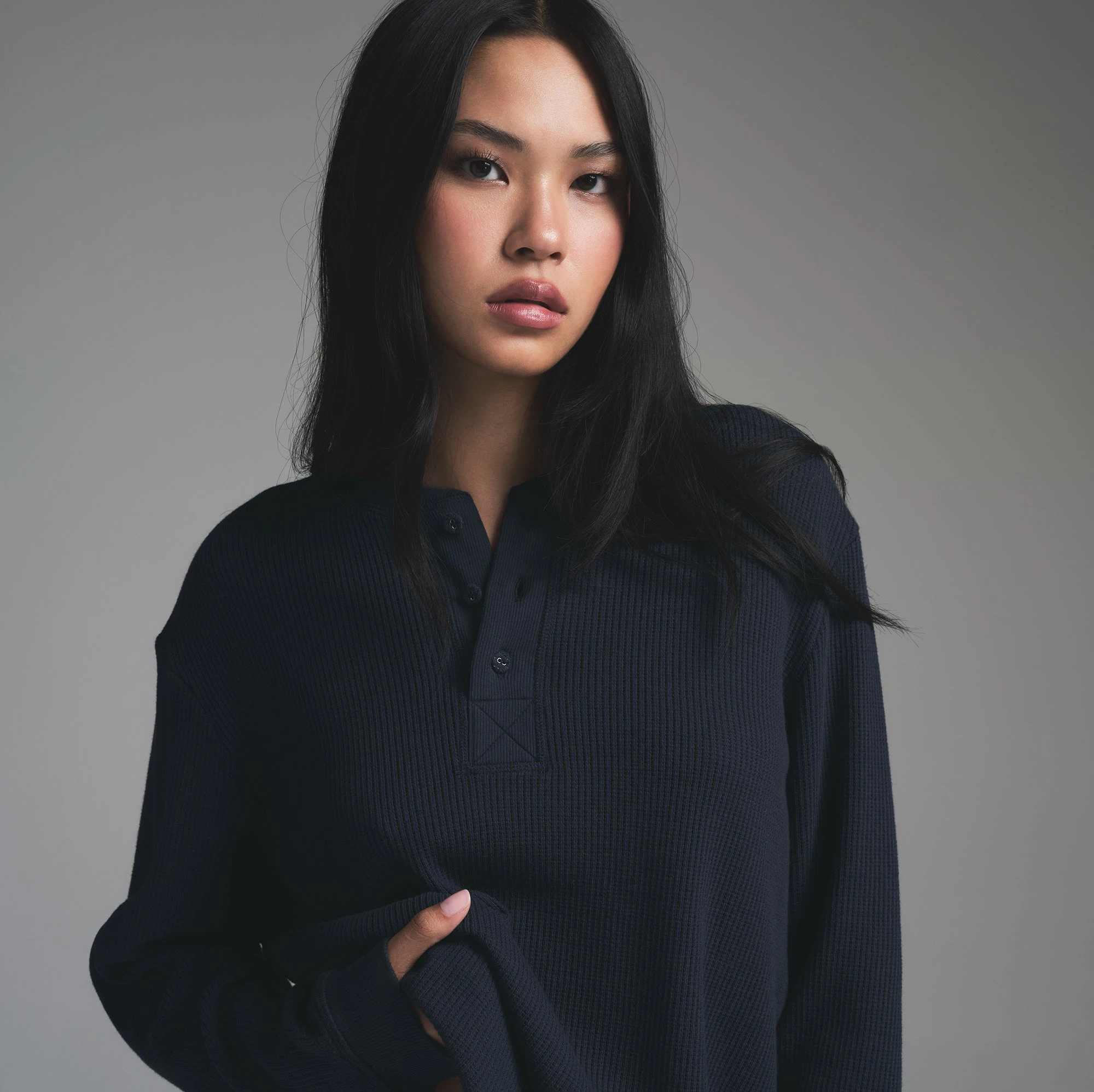 HEAVY WAFFLE LONG SLEEVE HENLEY | NAVY ON A MODEL FRONT VIEW