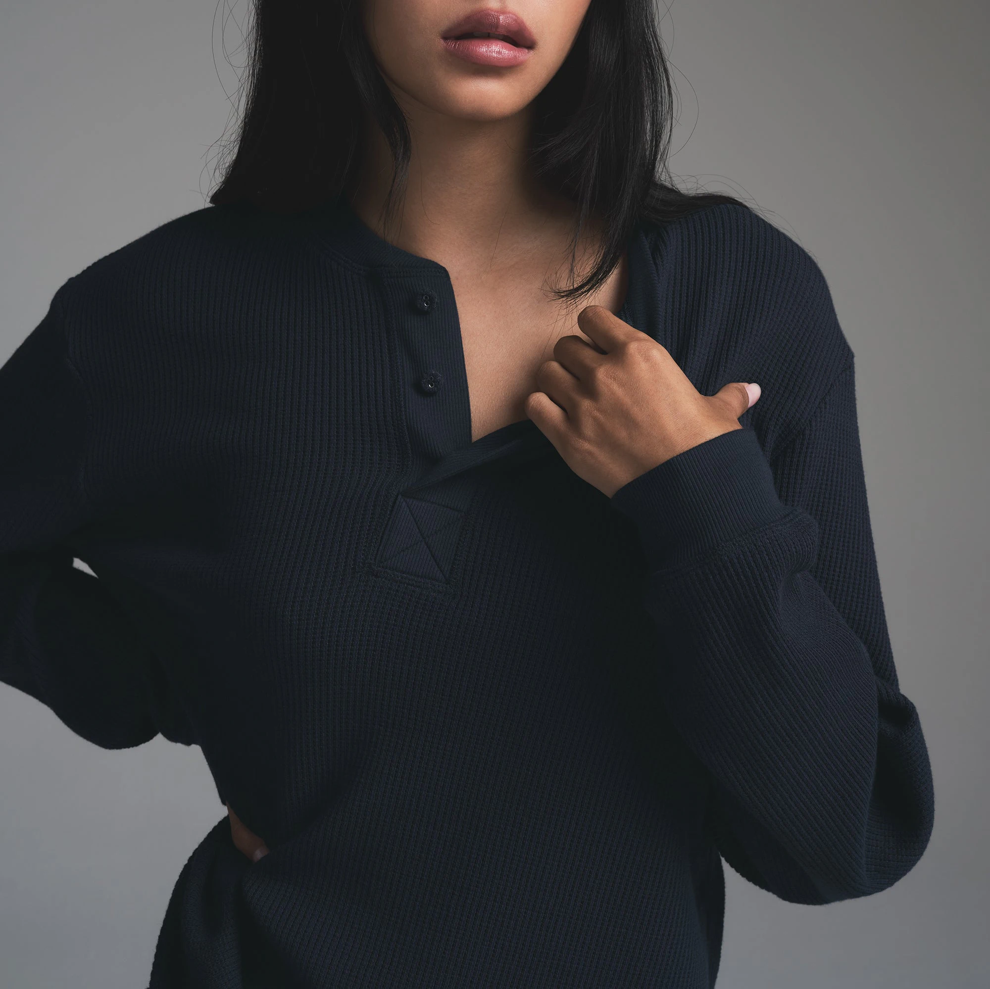 HEAVY WAFFLE LONG SLEEVE HENLEY | NAVY ON A MODEL FRONT VIEW