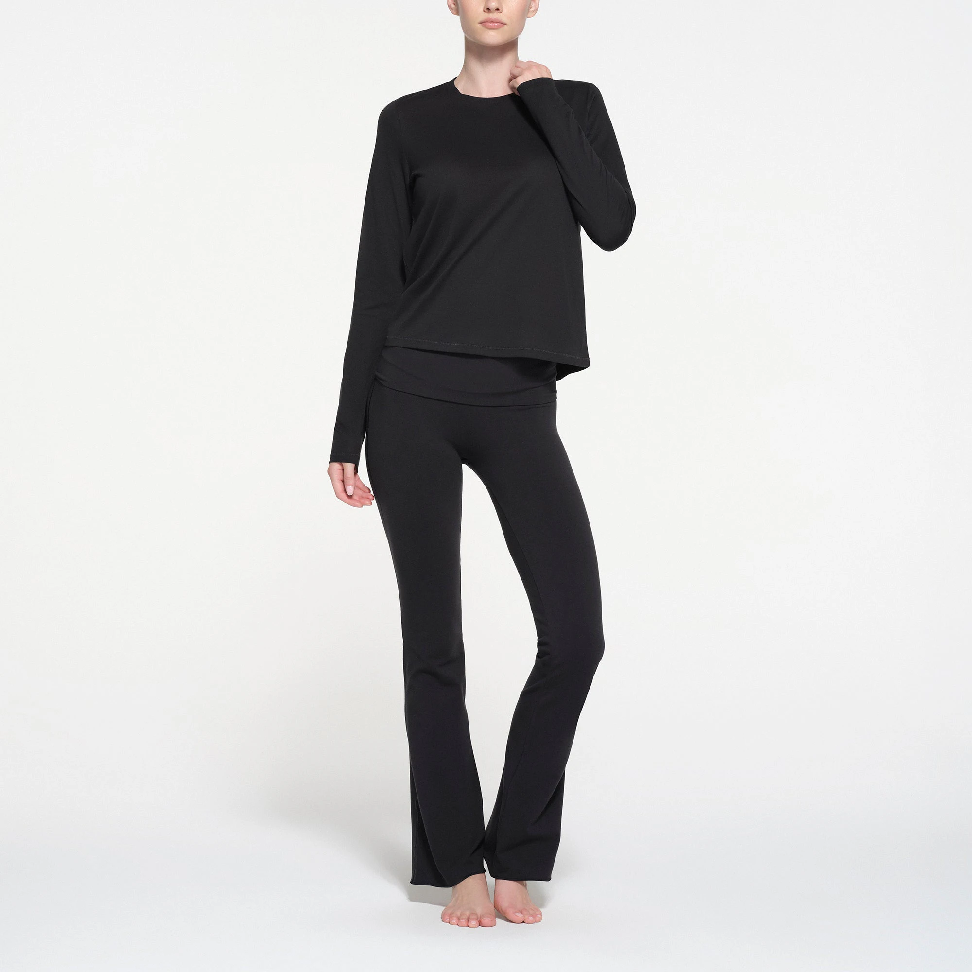 RELAXED TEES LONG SLEEVE T-SHIRT | ONYX ON A MODEL FRONT VIEW @ | FOCUS: 0.9, 0.1, 0.7