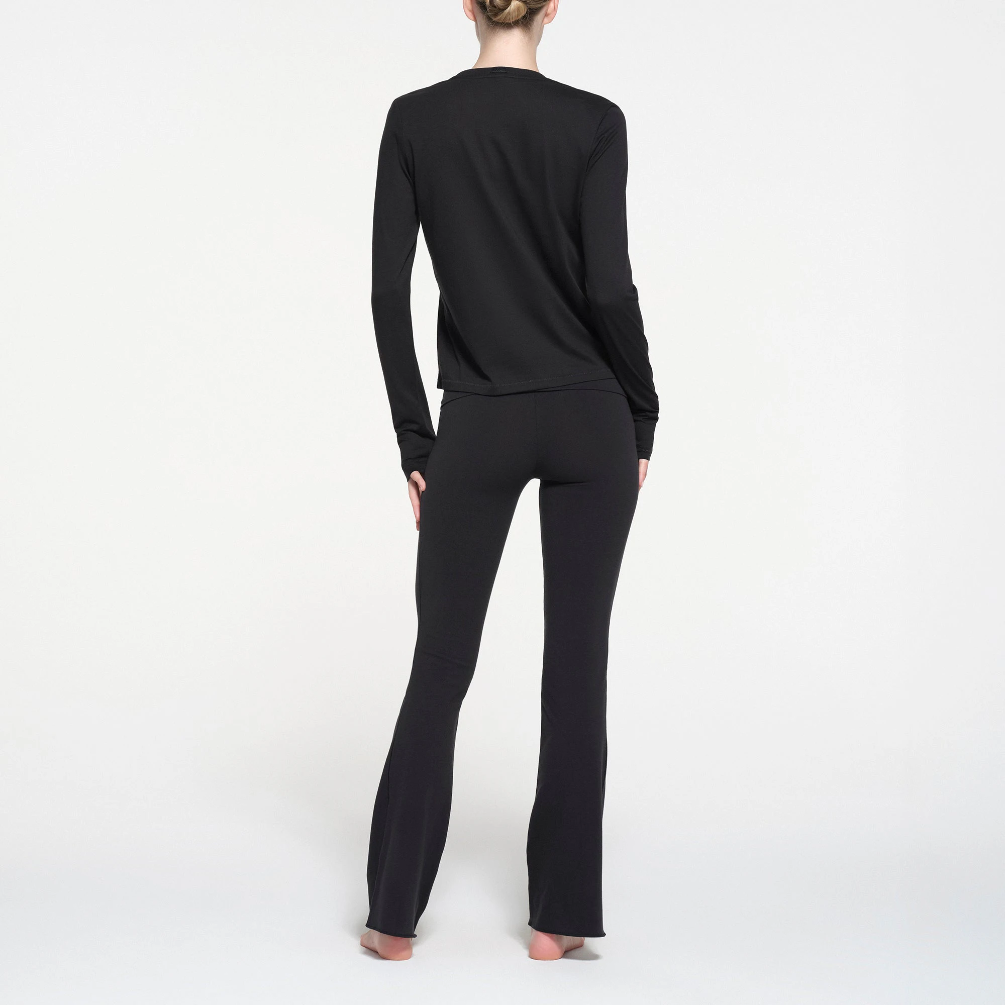 RELAXED TEES LONG SLEEVE T-SHIRT | ONYX ON A MODEL BACK VIEW
