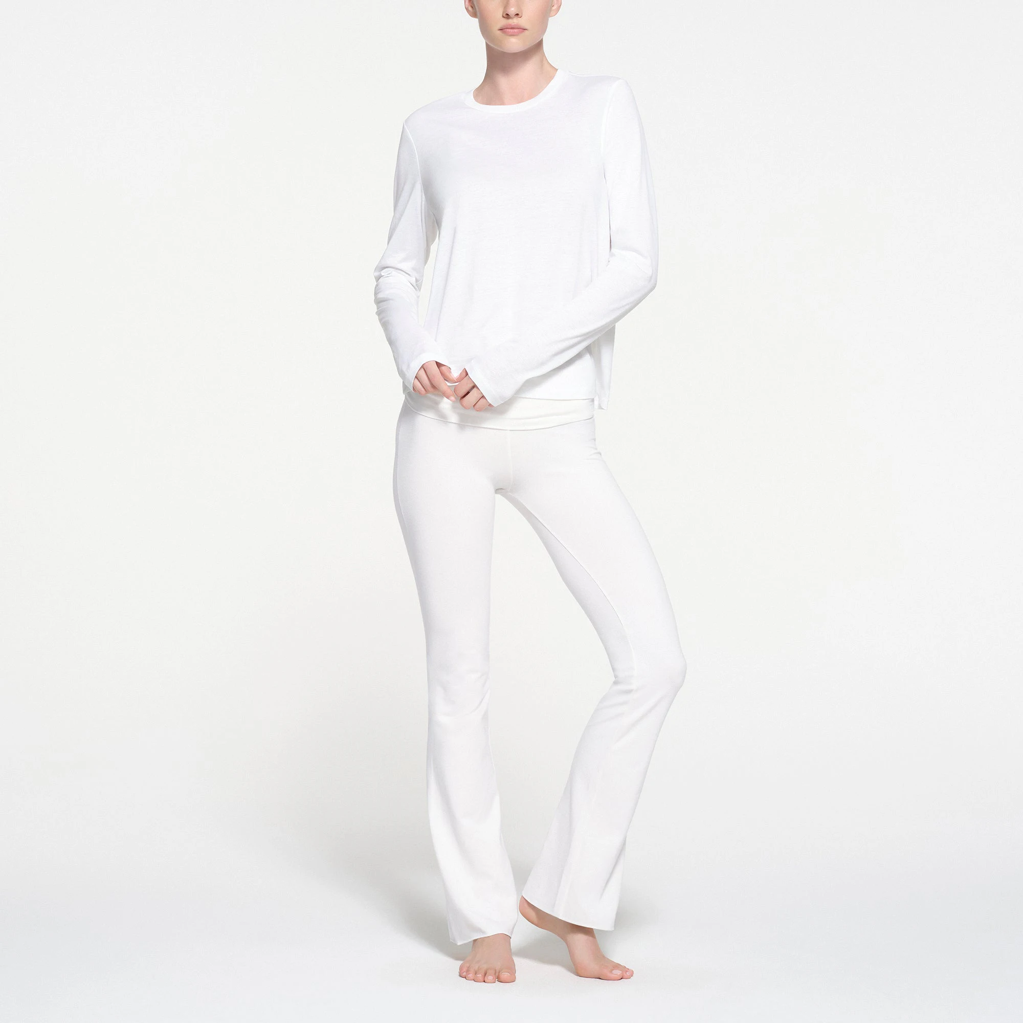 RELAXED TEES LONG SLEEVE T-SHIRT | SNOW ON A MODEL FRONT VIEW @ | FOCUS: 0.9, 0.1, 0.7