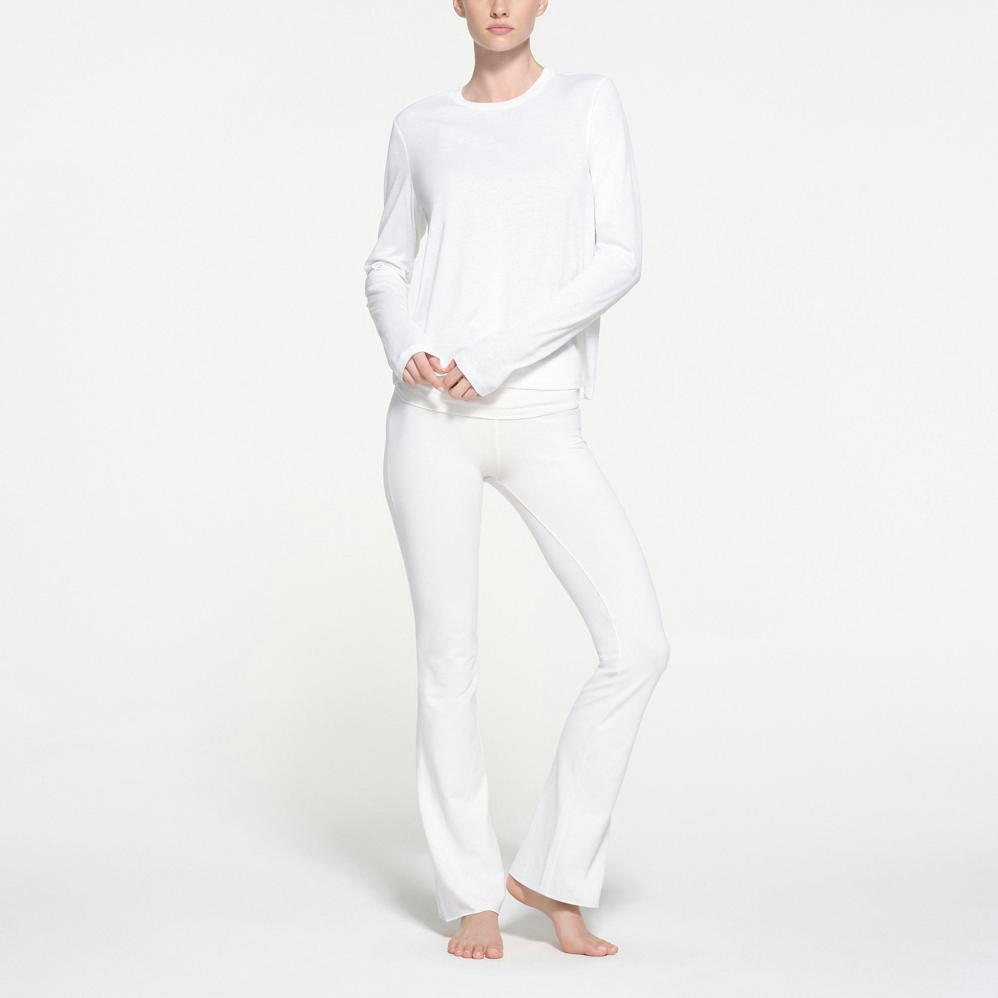 RELAXED TEES LONG SLEEVE T-SHIRT | SNOW ON A MODEL FRONT VIEW @ | FOCUS: 0.9, 0.1, 0.7