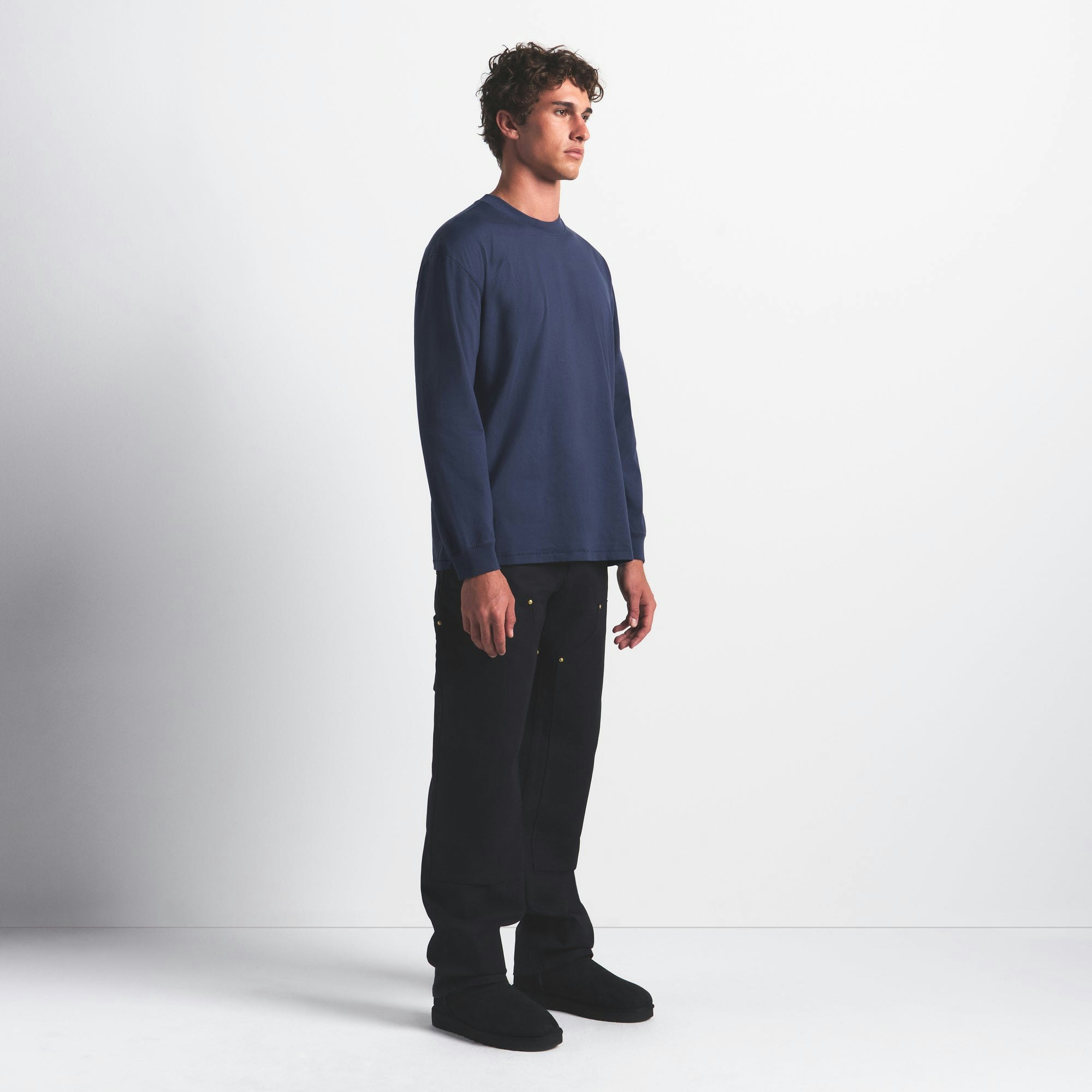 HEAVYWEIGHT COTTON MENS RELAXED LONG SLEEVE T-SHIRT | DAMSON ON A MODEL FRONT VIEW @ | FOCUS: 0.0, 1.0, 0.9