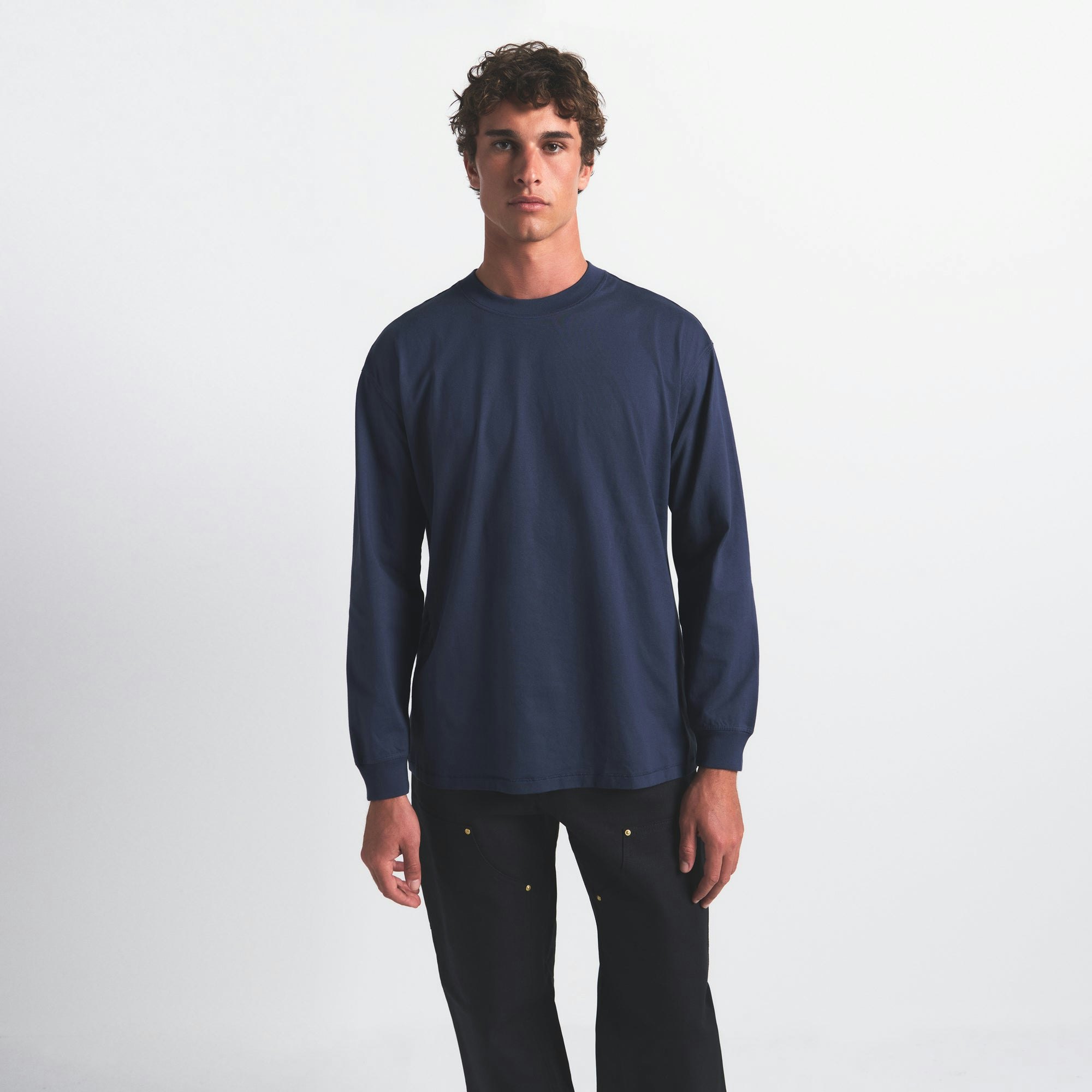 HEAVYWEIGHT COTTON MENS RELAXED LONG SLEEVE T-SHIRT | DAMSON ON A MODEL FRONT VIEW @ | FOCUS: 0.0, 1.0, 0.9