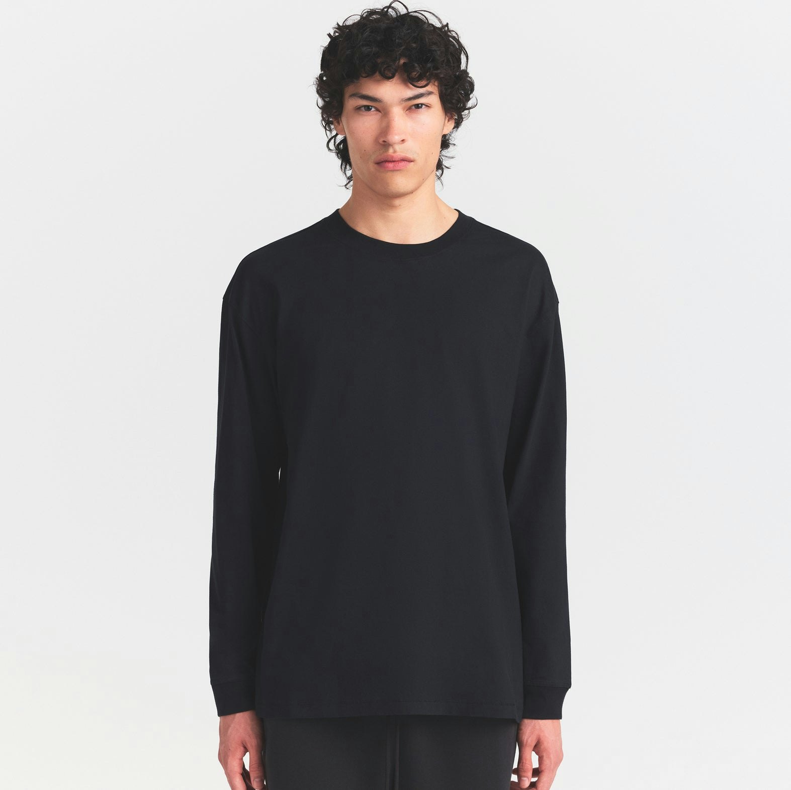 HEAVYWEIGHT COTTON MENS RELAXED LONG SLEEVE T-SHIRT | OBSIDIAN ON A MODEL SIDE VIEW @ | FOCUS: 0.0, 1.0, 0.9