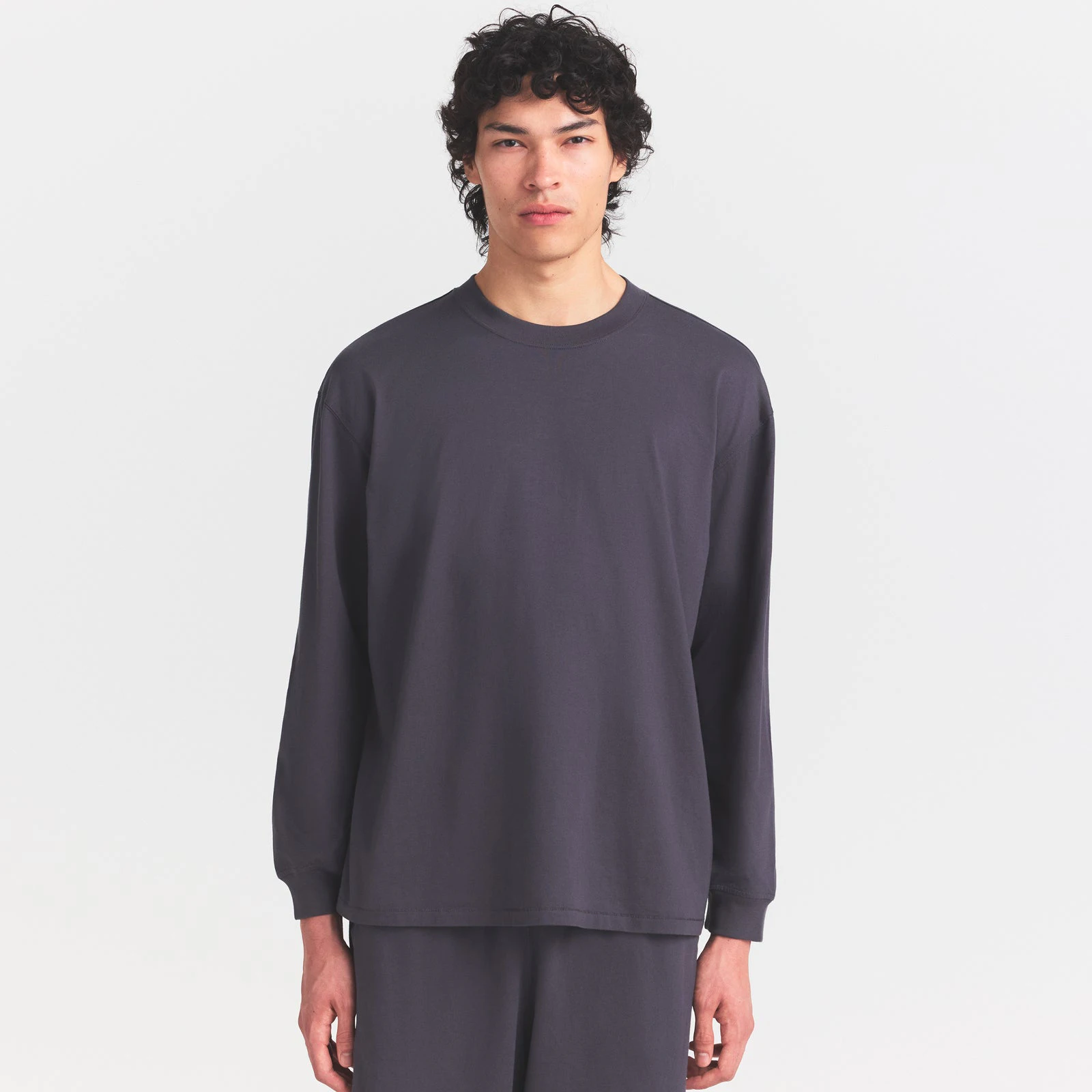 HEAVYWEIGHT COTTON MENS RELAXED LONG SLEEVE T-SHIRT | RAVEN ON A MODEL SIDE VIEW @ | FOCUS: 0.0, 1.0, 0.9