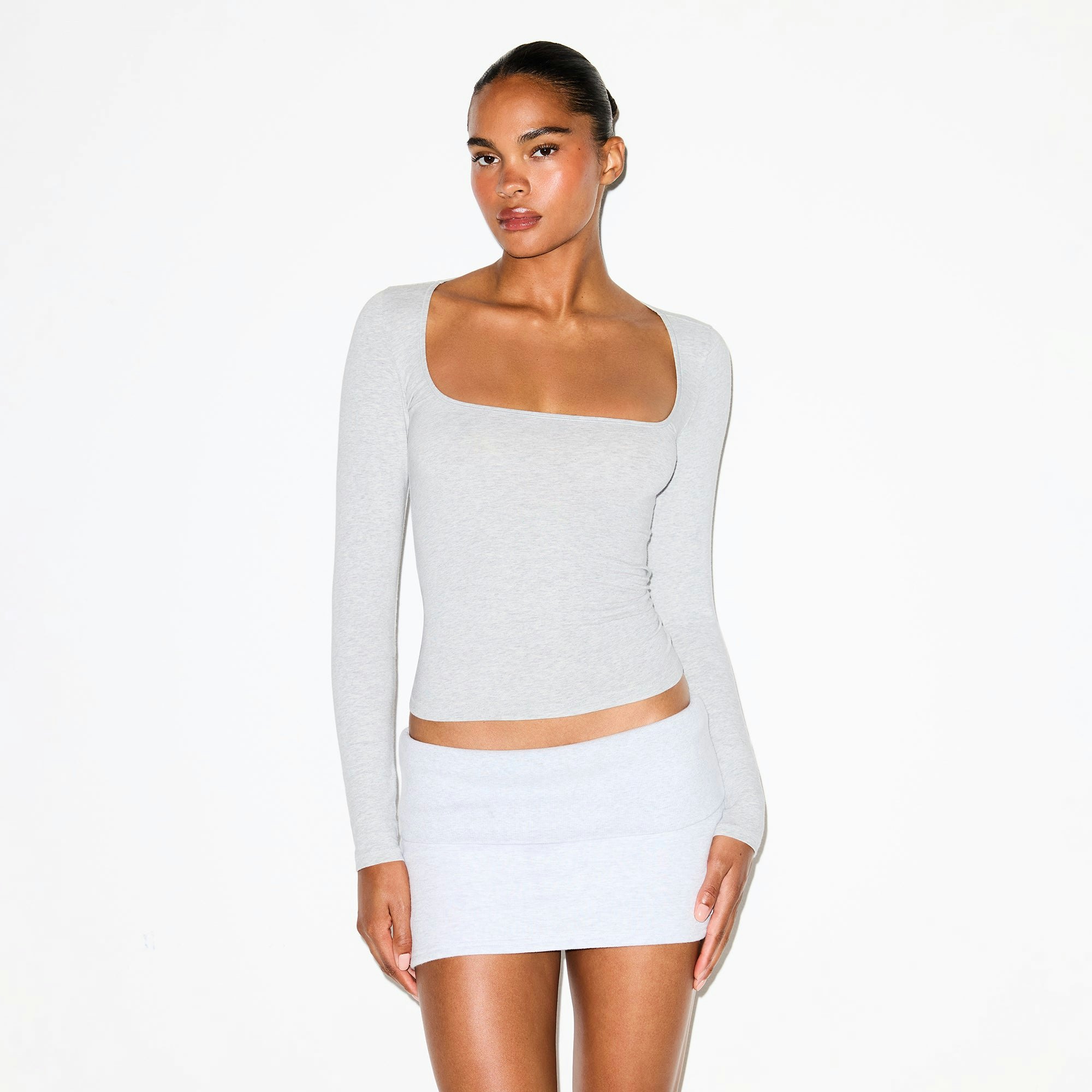 COTTON JERSEY SCOOP NECK LONG SLEEVE TOP | LIGHT HEATHER GREY ON A MODEL FRONT VIEW @ | FOCUS: 0.9, 0.1, 0.7
