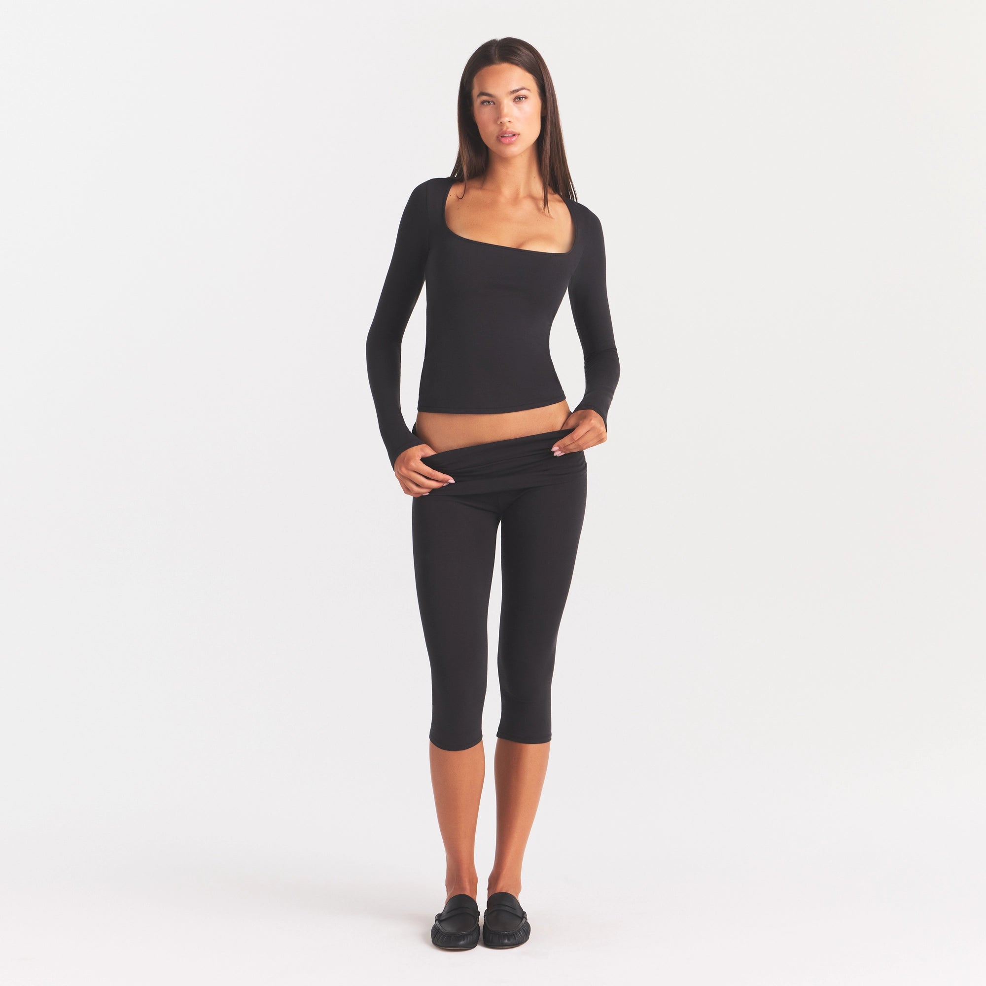 COTTON JERSEY SCOOP NECK LONG SLEEVE TOP | SOOT ON A MODEL FRONT VIEW @ | FOCUS: 0.0, 1.0, 0.9