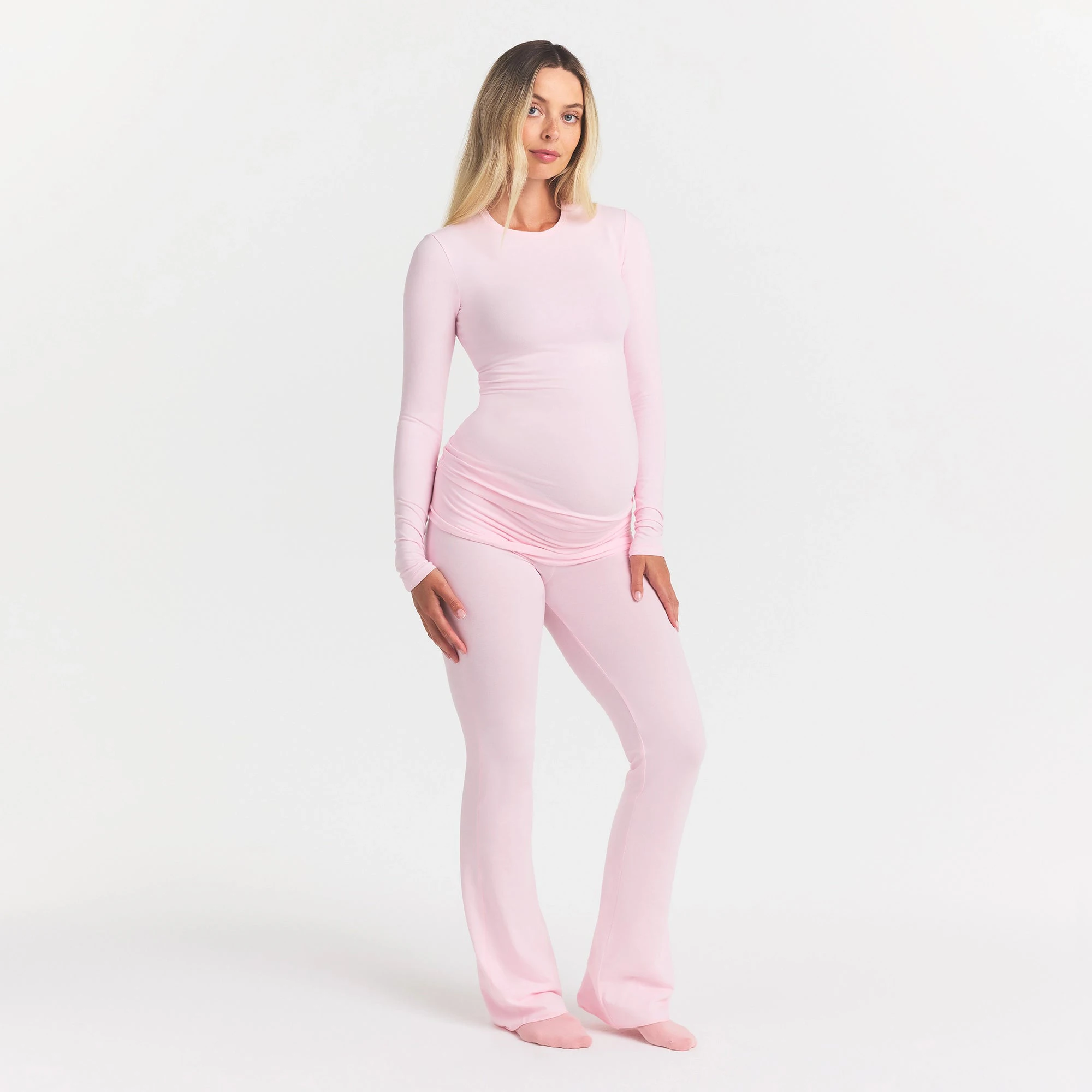 COTTON JERSEY MATERNITY LONG SLEEVE T-SHIRT | CHERRY BLOSSOM ON A MODEL FRONT VIEW @ | FOCUS: 0.0, 1.0, 0.9