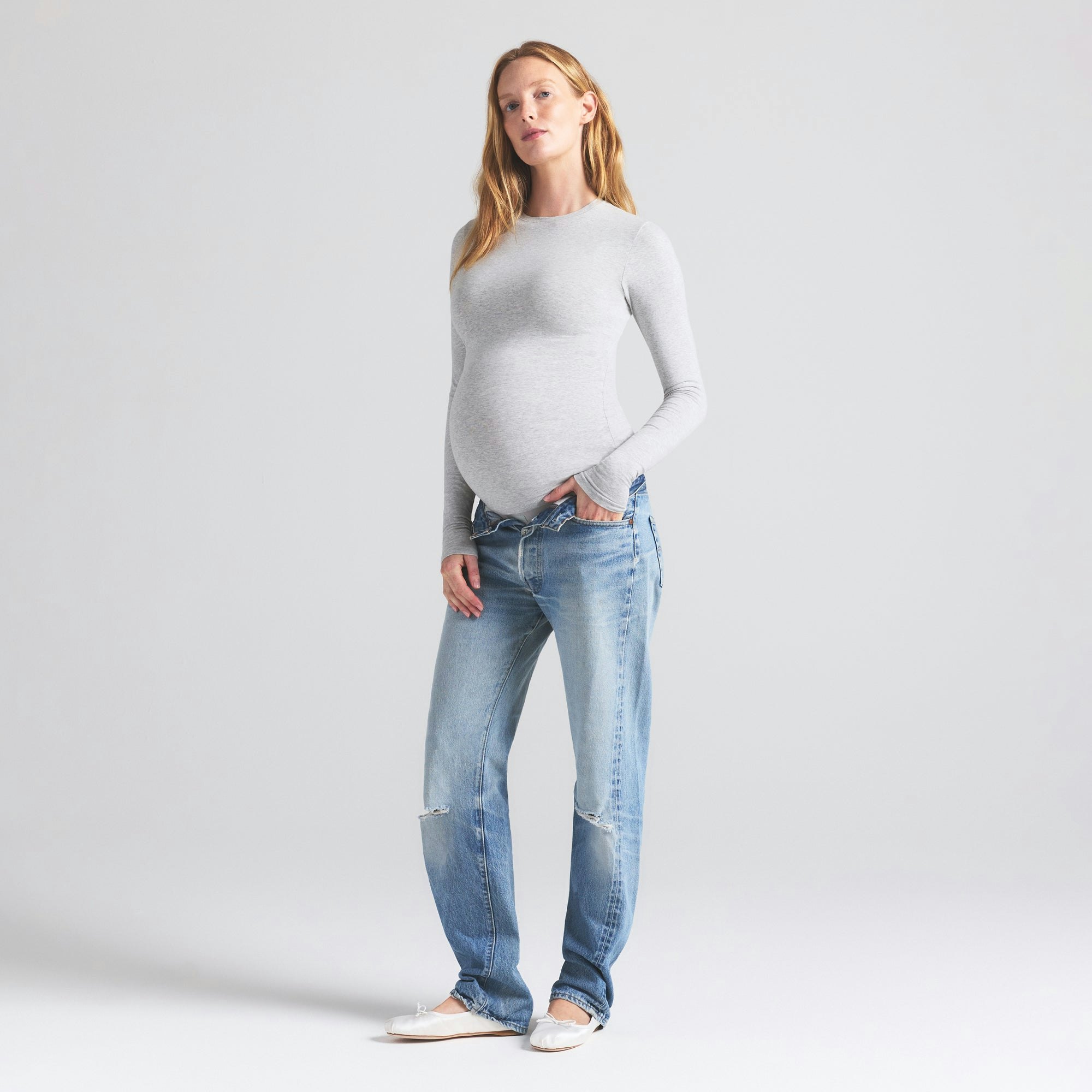 COTTON JERSEY MATERNITY LONG SLEEVE T-SHIRT | LIGHT HEATHER GREY ON A MODEL FRONT VIEW | FOCUS: 0.9, 0.1, 0.7