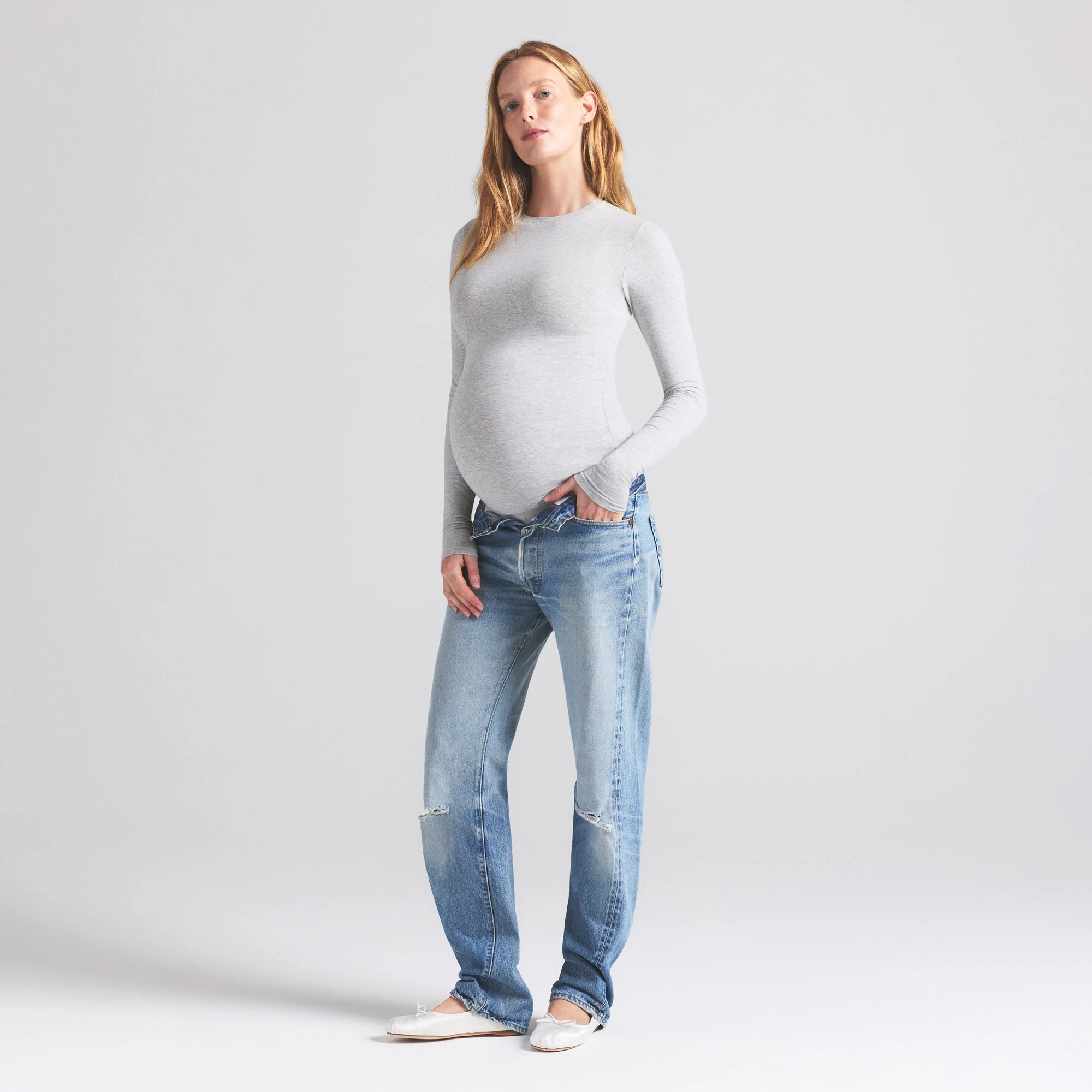 COTTON JERSEY MATERNITY LONG SLEEVE T-SHIRT | LIGHT HEATHER GREY ON A MODEL FRONT VIEW | FOCUS: 0.9, 0.1, 0.7