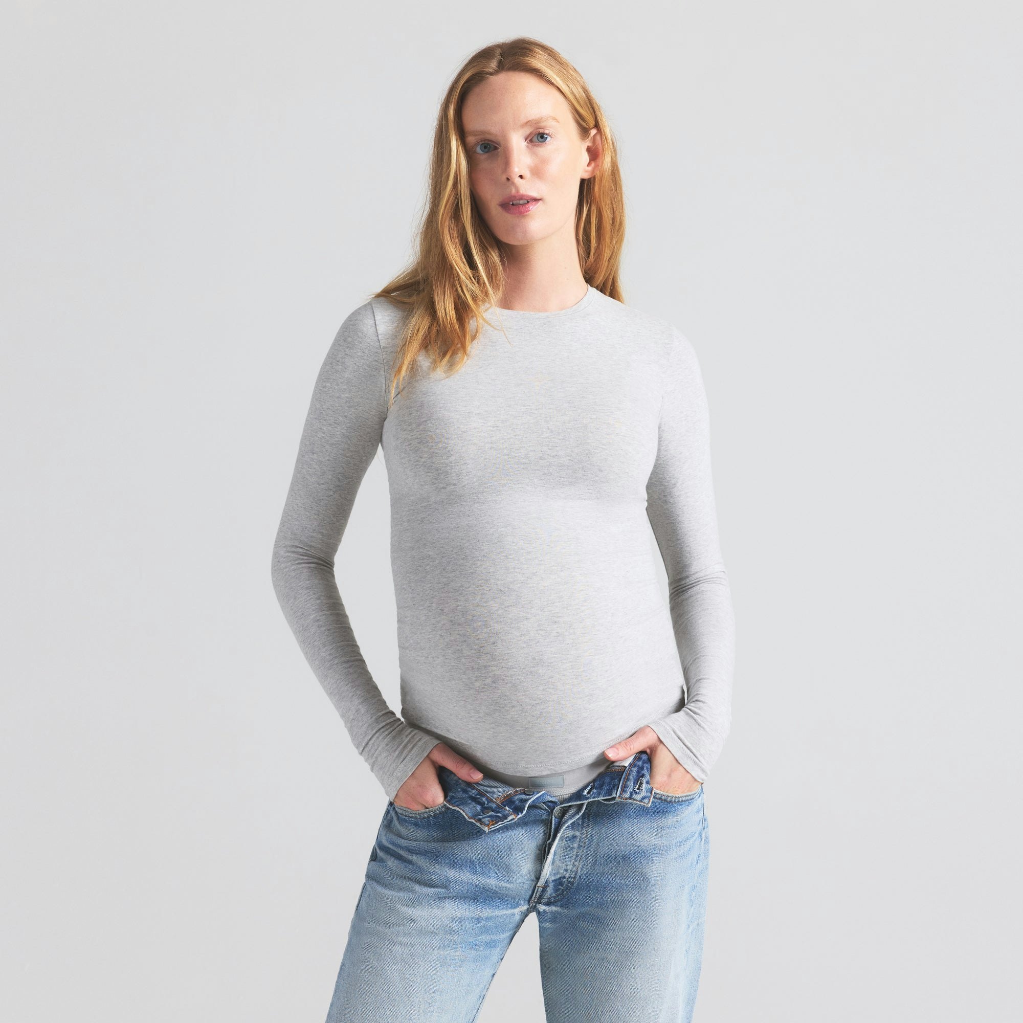 COTTON JERSEY MATERNITY LONG SLEEVE T-SHIRT | LIGHT HEATHER GREY ON A MODEL SIDE VIEW | FOCUS: 0.9, 0.1, 0.7