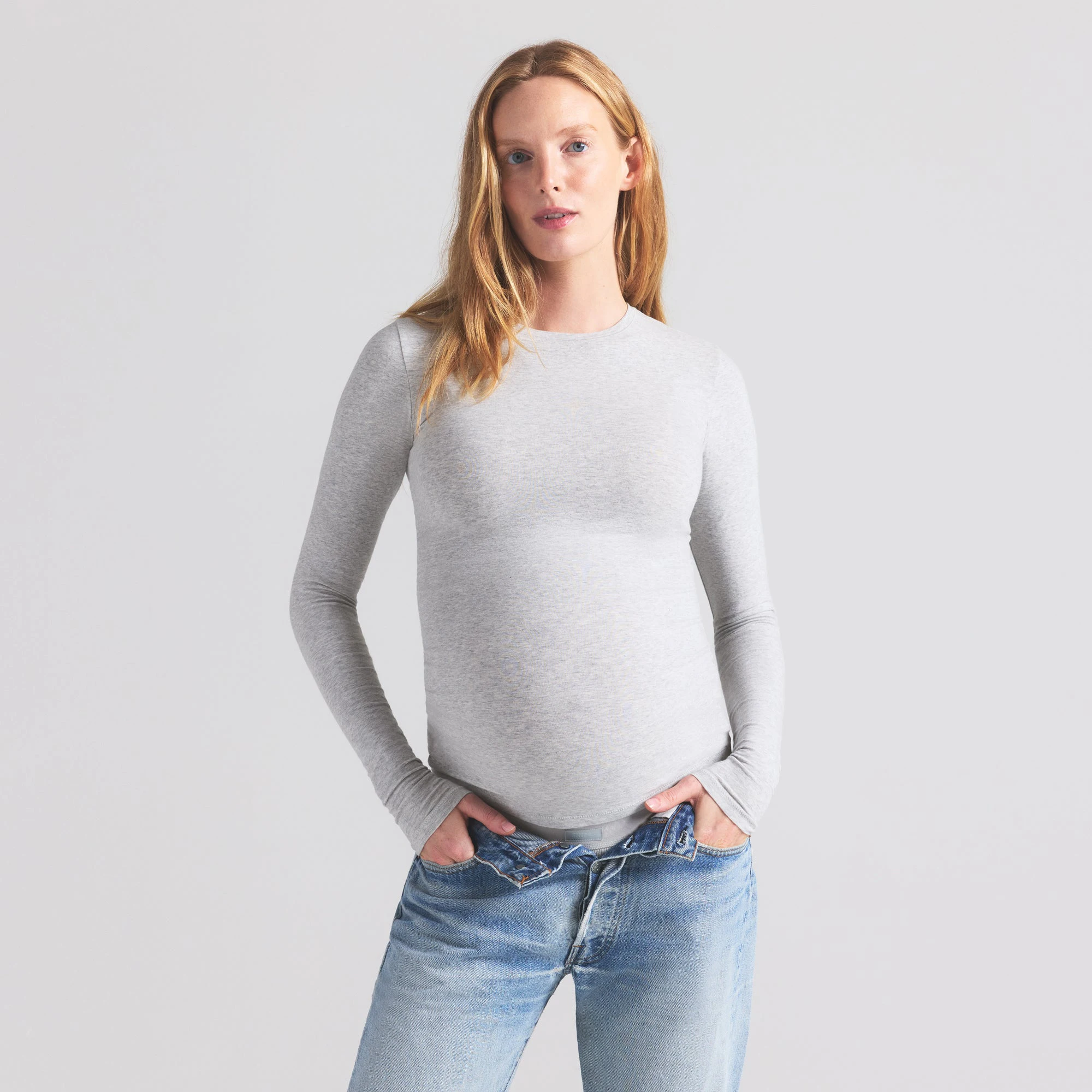 COTTON JERSEY MATERNITY LONG SLEEVE T-SHIRT | LIGHT HEATHER GREY ON A MODEL SIDE VIEW | FOCUS: 0.9, 0.1, 0.7