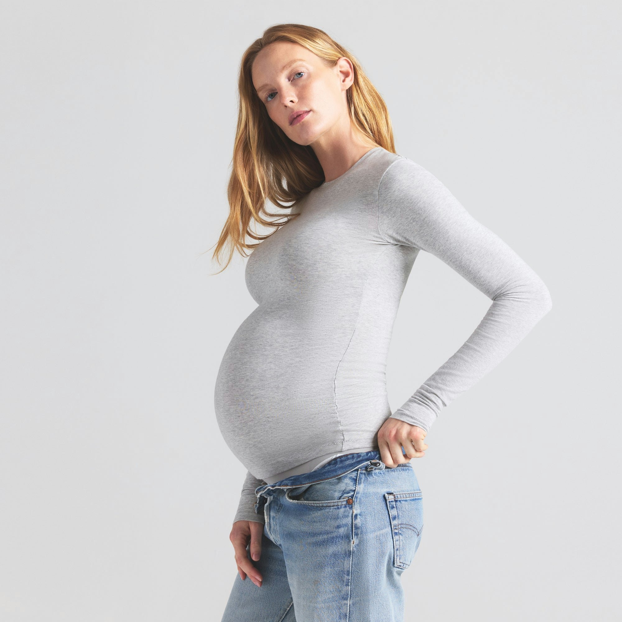 COTTON JERSEY MATERNITY LONG SLEEVE T-SHIRT | LIGHT HEATHER GREY ON A MODEL SIDE VIEW | FOCUS: 0.9, 0.1, 0.7