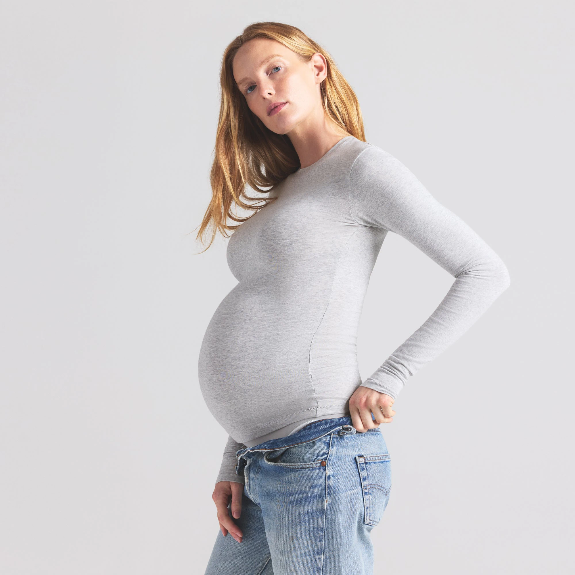 COTTON JERSEY MATERNITY LONG SLEEVE T-SHIRT | LIGHT HEATHER GREY ON A MODEL SIDE VIEW | FOCUS: 0.9, 0.1, 0.7