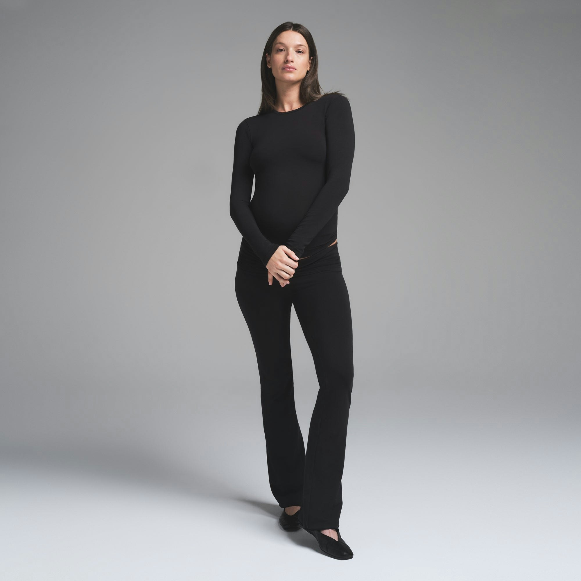 COTTON JERSEY MATERNITY LONG SLEEVE T-SHIRT | SOOT ON A MODEL FRONTVIEW | FOCUS: 0.0, 1.0, 0.9