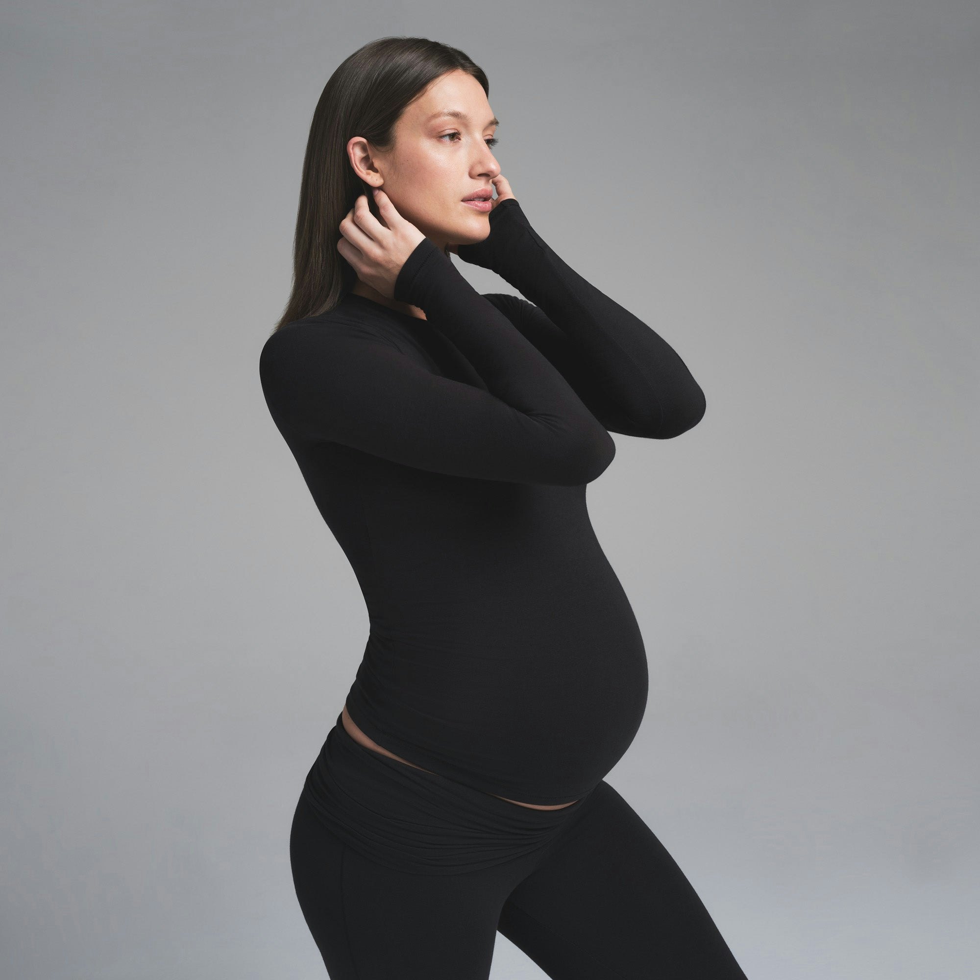 COTTON JERSEY MATERNITY LONG SLEEVE T-SHIRT | SOOT ON A MODEL SIDEVIEW | FOCUS: 0.0, 1.0, 0.9