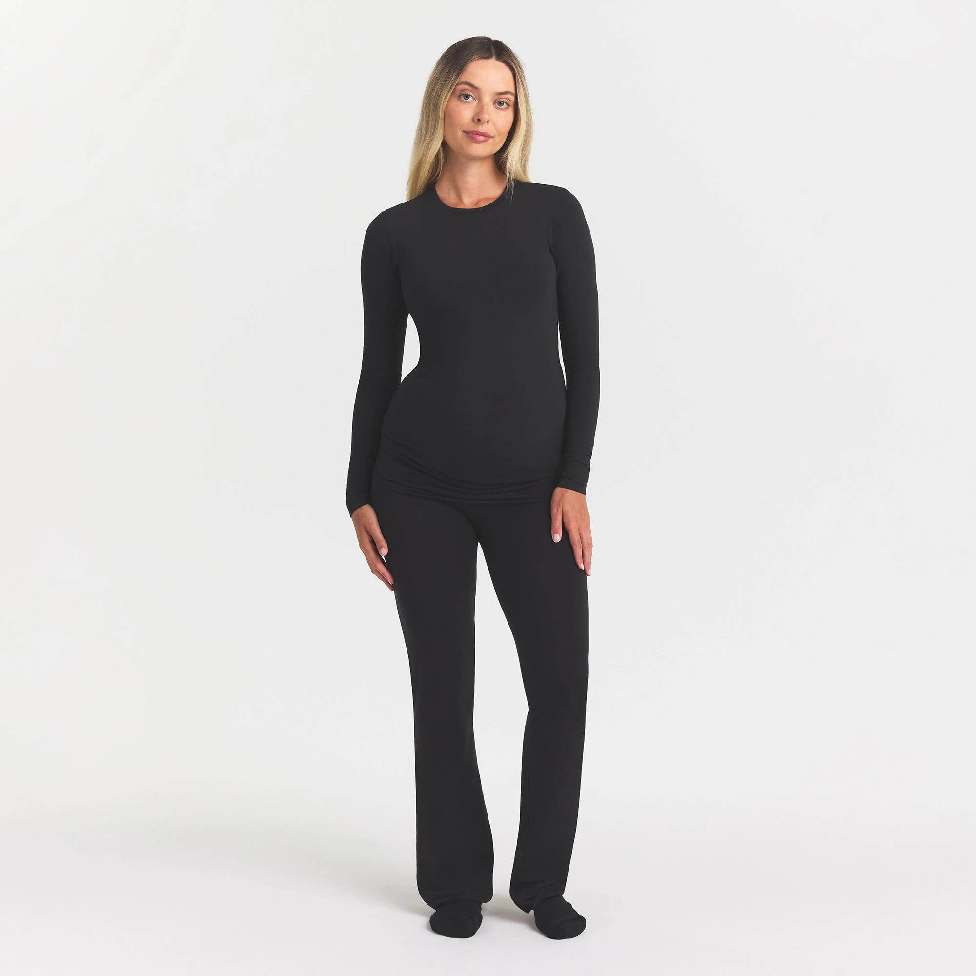 COTTON JERSEY MATERNITY LONG SLEEVE T-SHIRT | SOOT ON A MODEL FRONT VIEW @ | FOCUS: 0.0, 1.0, 0.9