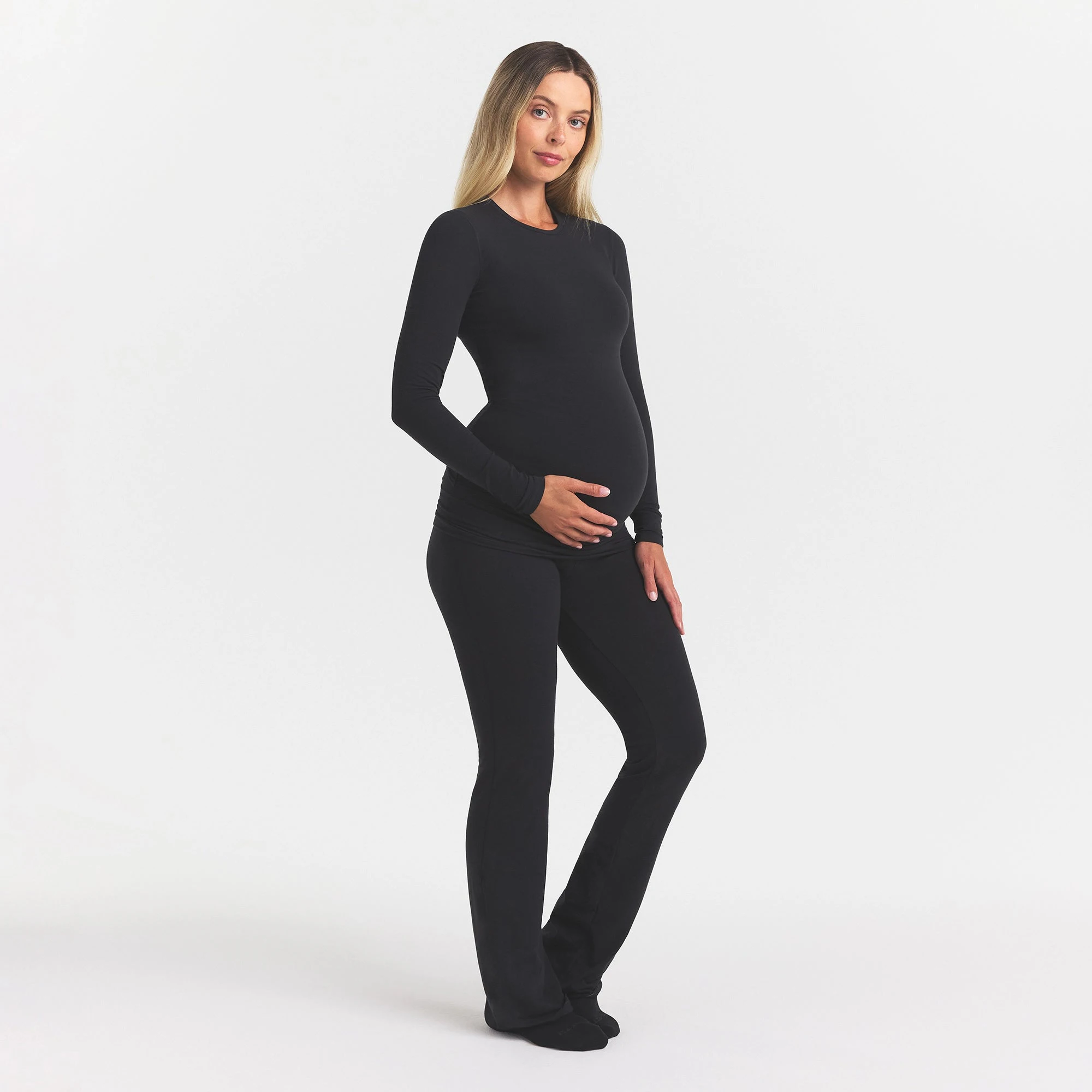 COTTON JERSEY MATERNITY LONG SLEEVE T-SHIRT | SOOT ON A MODEL FRONT VIEW @ | FOCUS: 0.0, 1.0, 0.9