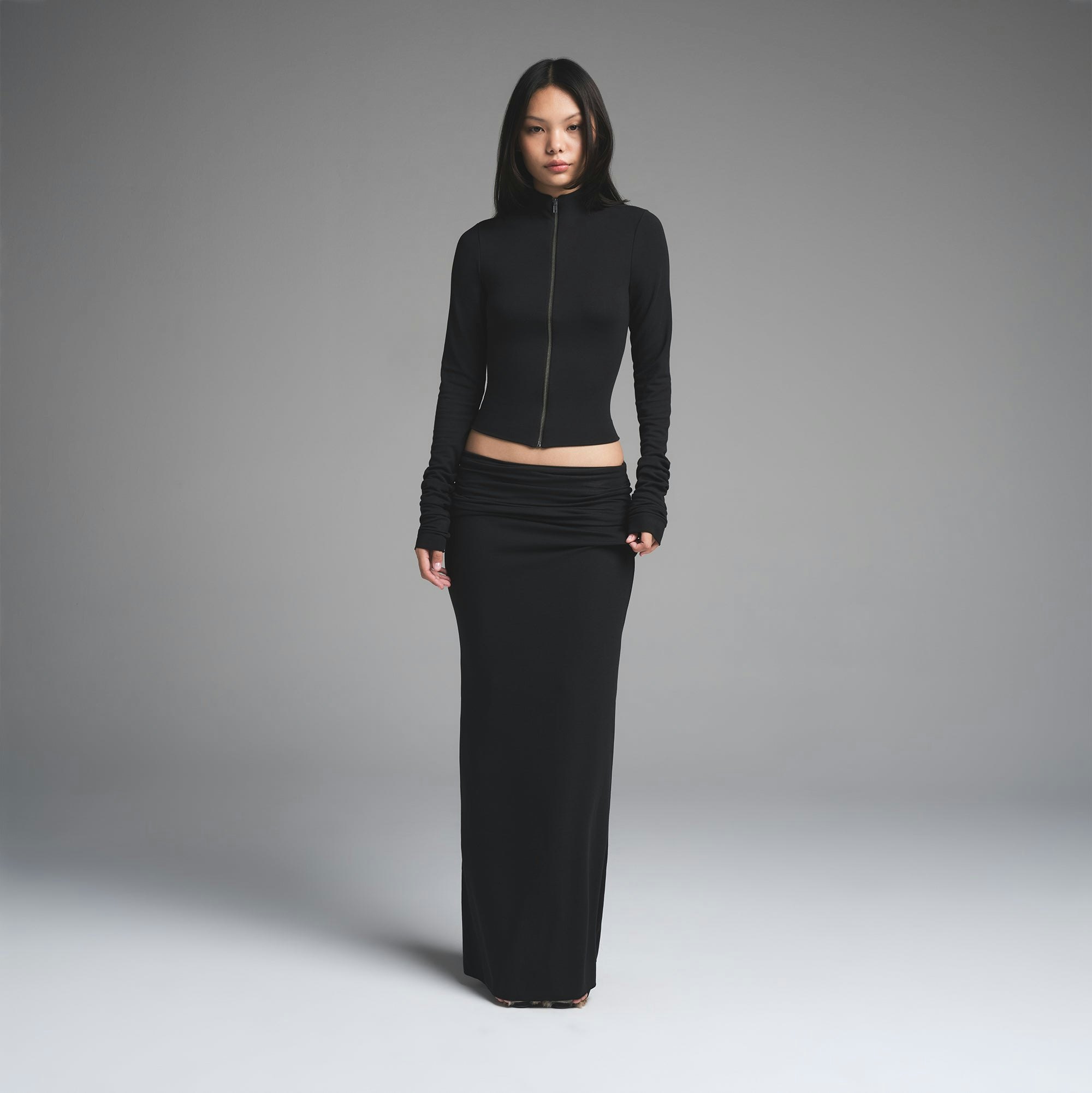 SKIMS CLOUD ZIP UP TOP | ONYX ON A MODEL FRONT VIEW | FOCUS: 0.0, 1.0, 0.9