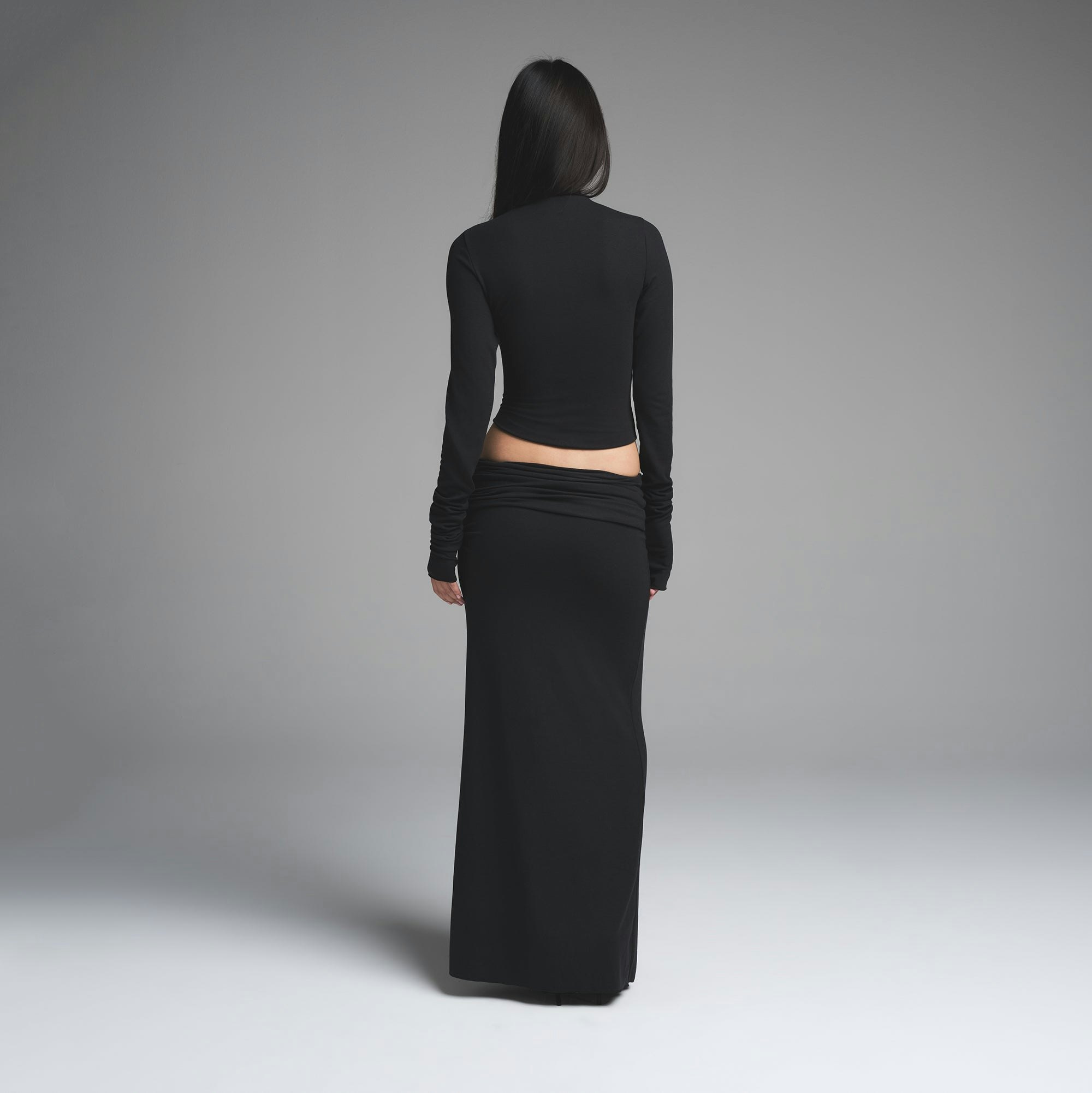 SKIMS CLOUD ZIP UP TOP | ONYX ON A MODEL BACK VIEW | FOCUS: 0.0, 1.0, 0.9