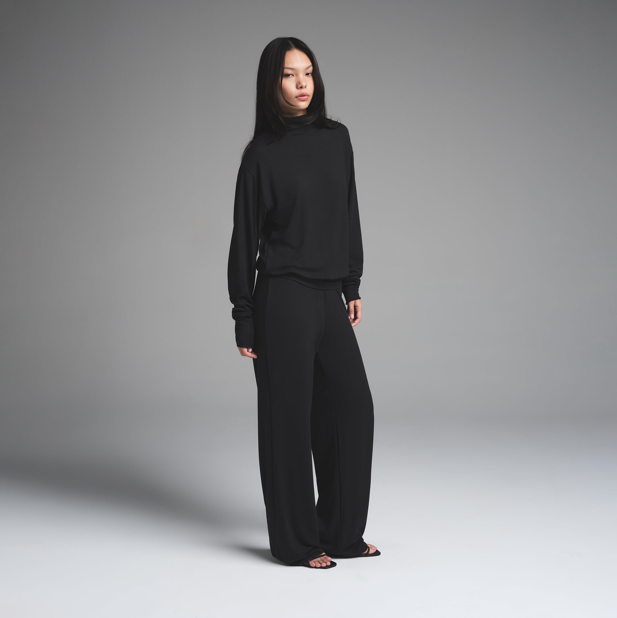 いいネット通販 - 全国送料無料でお届けします SKIMS CLOUD LONG SLEEVE TURTLENECK | ONYX ルームウェア・パジャマ