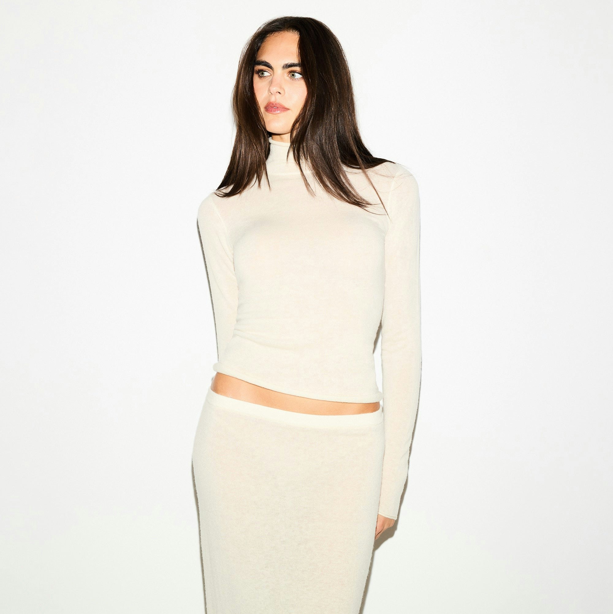 FEATHERWEIGHT CASHMERE TURTLENECK | EGRET ON A MODEL SIDE VIEW @ | FOCUS: 0.0, 1.0, 0.9