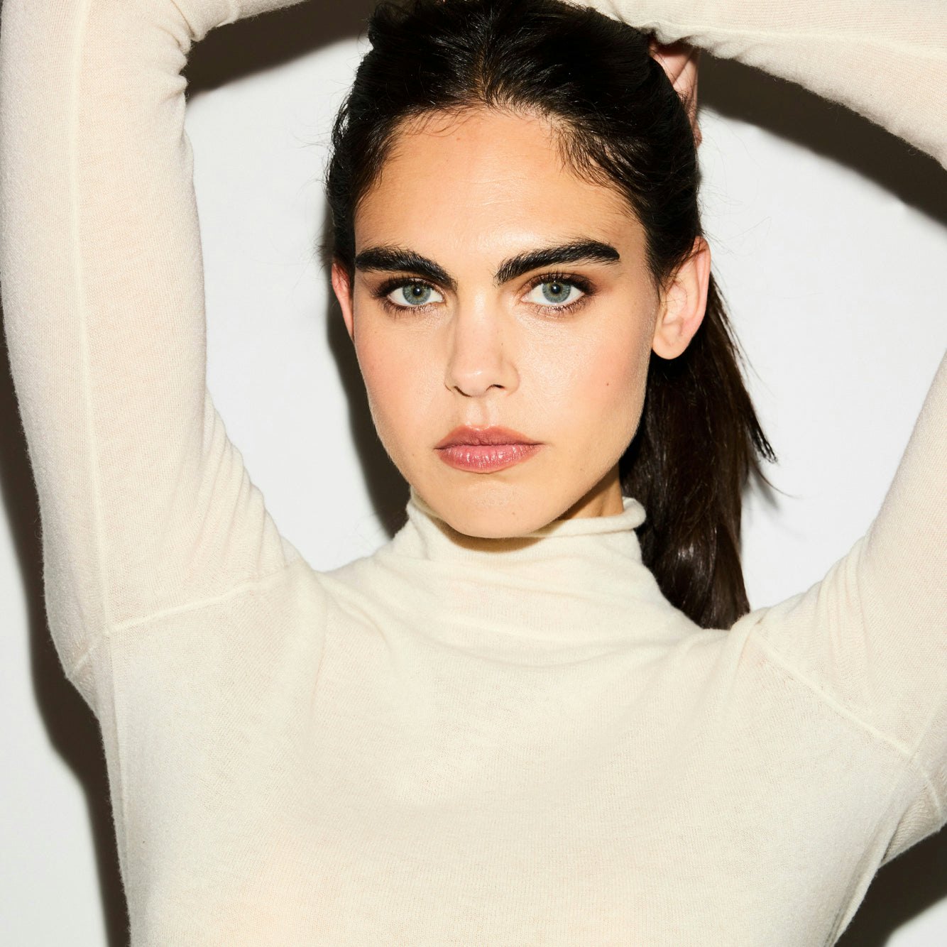 FEATHERWEIGHT CASHMERE TURTLENECK | EGRET ON A MODEL SIDE VIEW @ | FOCUS: 0.0, 1.0, 0.9