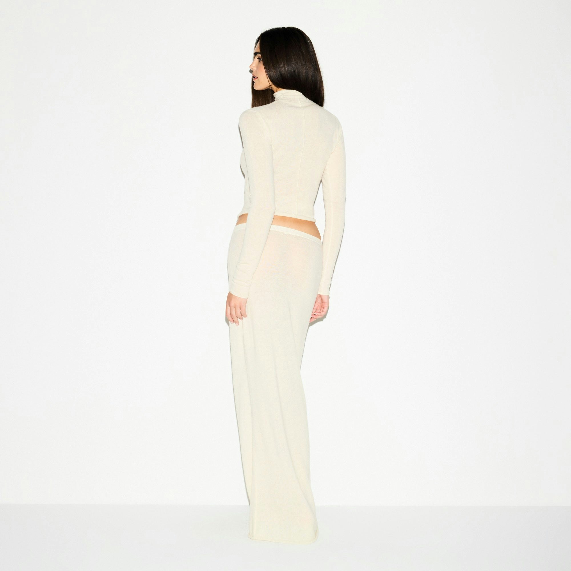 FEATHERWEIGHT CASHMERE TURTLENECK | EGRET ON A MODEL SIDE VIEW @ | FOCUS: 0.0, 1.0, 0.9