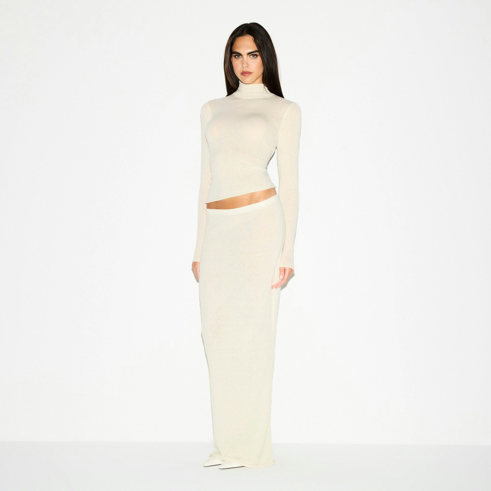 FEATHERWEIGHT CASHMERE TURTLENECK | EGRET ON A MODEL SIDE VIEW @ | FOCUS: 0.0, 1.0, 0.9