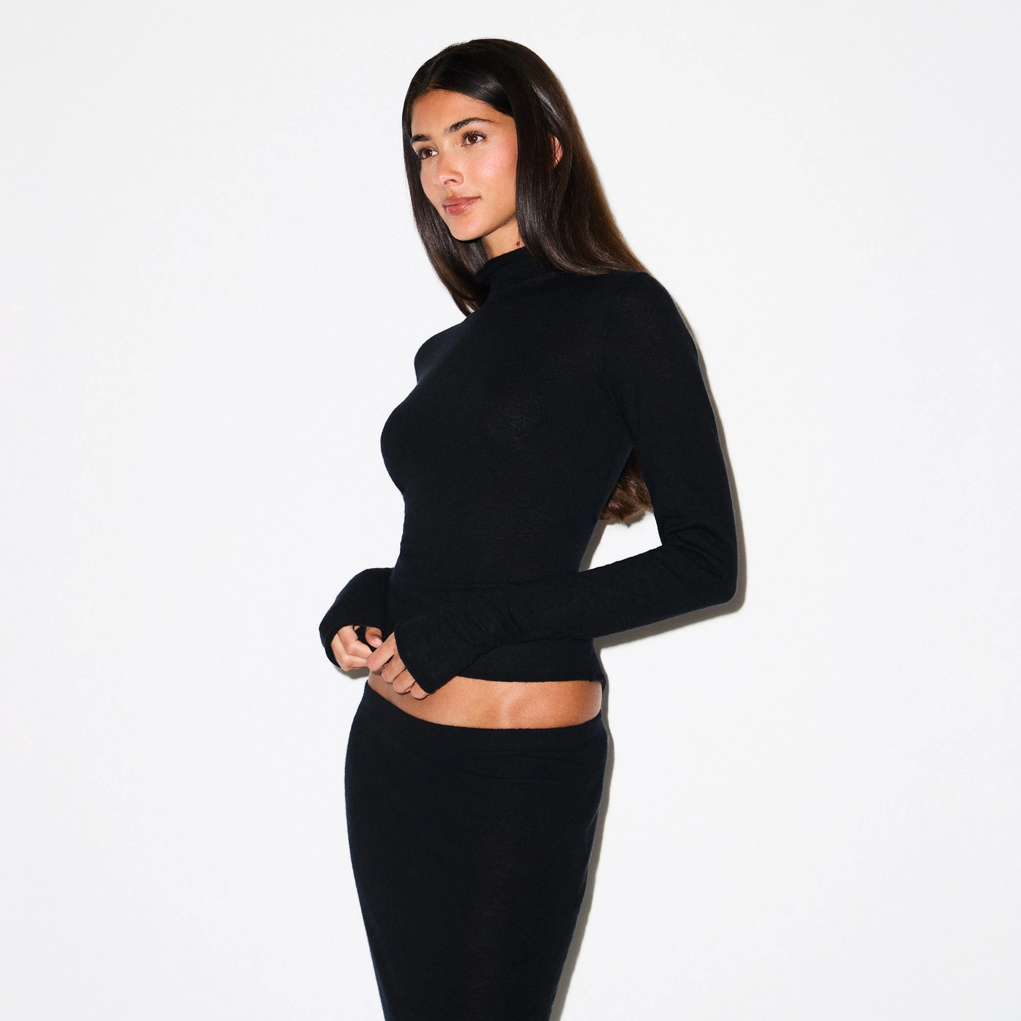 FEATHERWEIGHT CASHMERE TURTLENECK | ONYX ON A MODEL SIDE VIEW @ | FOCUS: 0.0, 1.0, 0.9