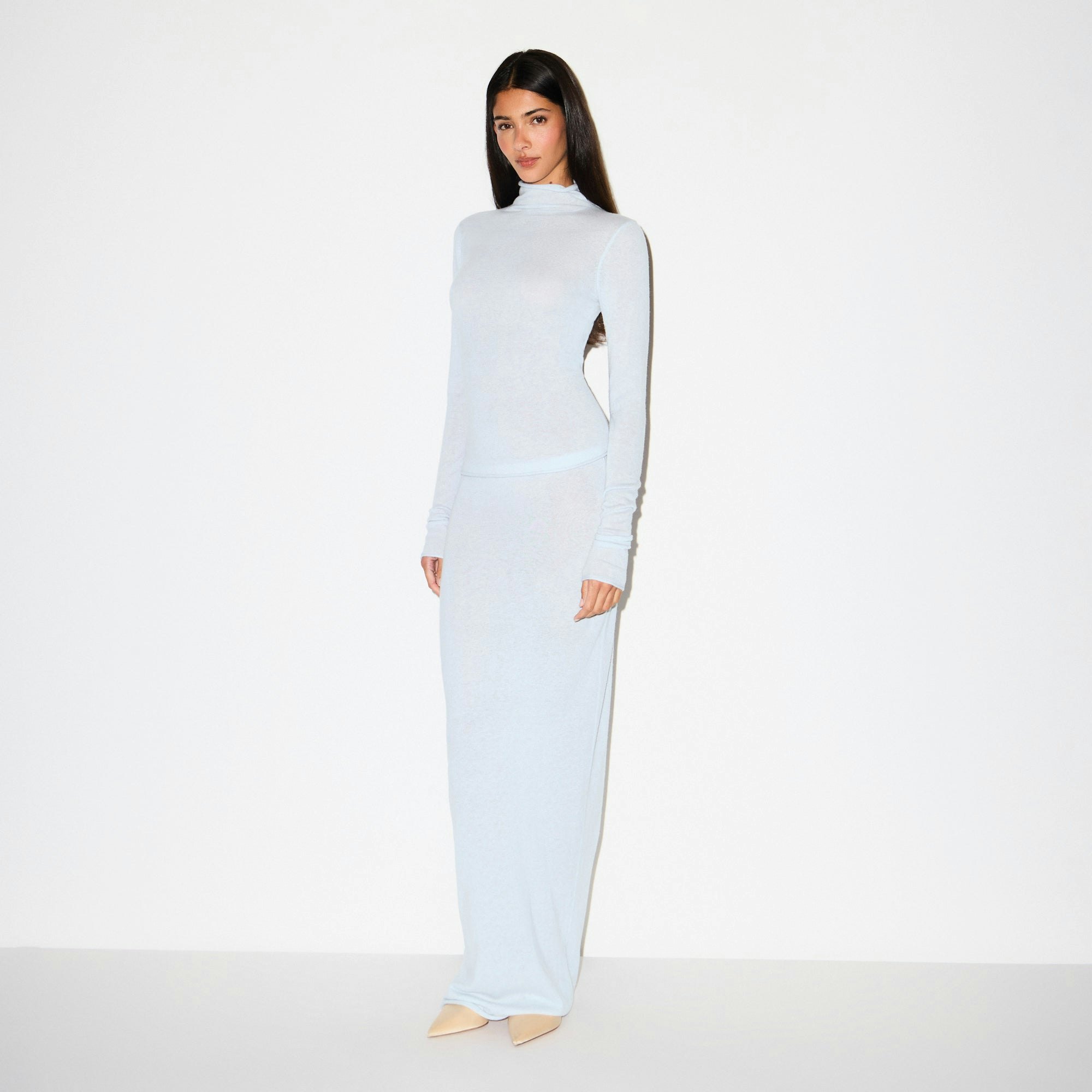 FEATHERWEIGHT CASHMERE TURTLENECK | PEARL ON A MODEL SIDE VIEW @ | FOCUS: 0.0, 1.0, 0.9