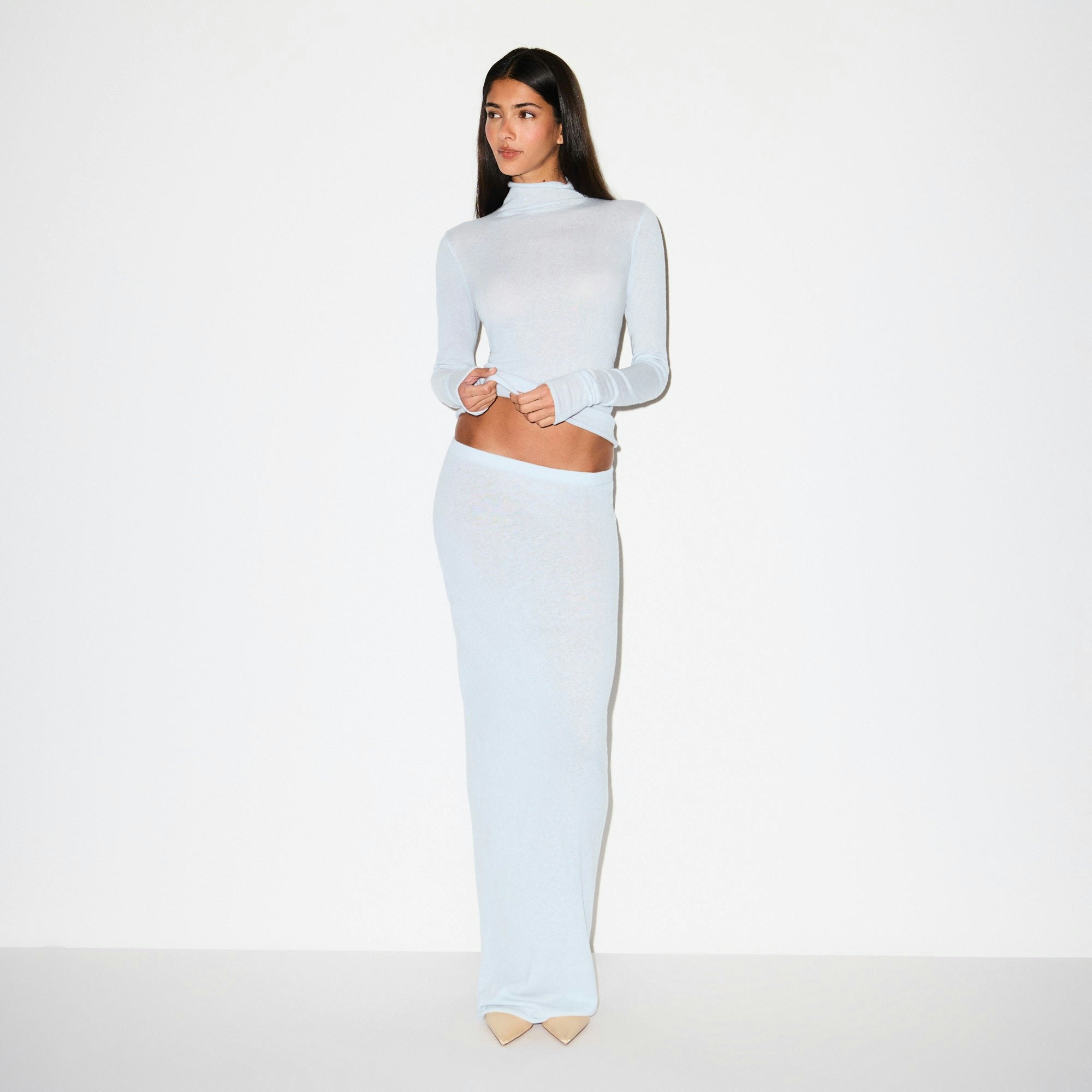 FEATHERWEIGHT CASHMERE TURTLENECK | PEARL ON A MODEL FRONT VIEW @ | FOCUS: 0.0, 1.0, 0.9