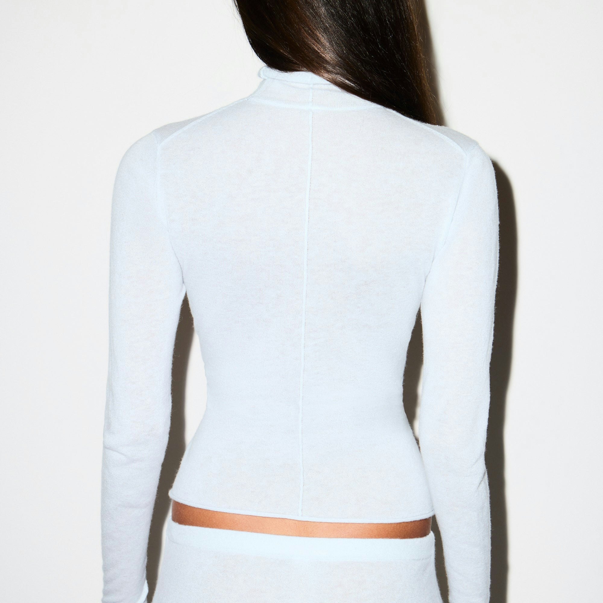 FEATHERWEIGHT CASHMERE TURTLENECK | PEARL ON A MODEL SIDE VIEW @ | FOCUS: 0.0, 1.0, 0.9