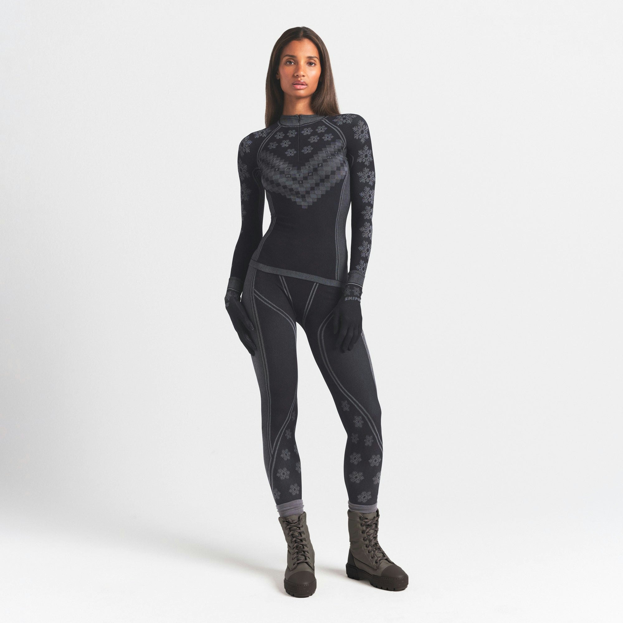 SKIMS FIRST LAYERS GLOVES | OBSIDIAN WINTER FAIR ISLE ON A MODEL FRONT VIEW @ | FOCUS: 0.0, 1.0, 0.9