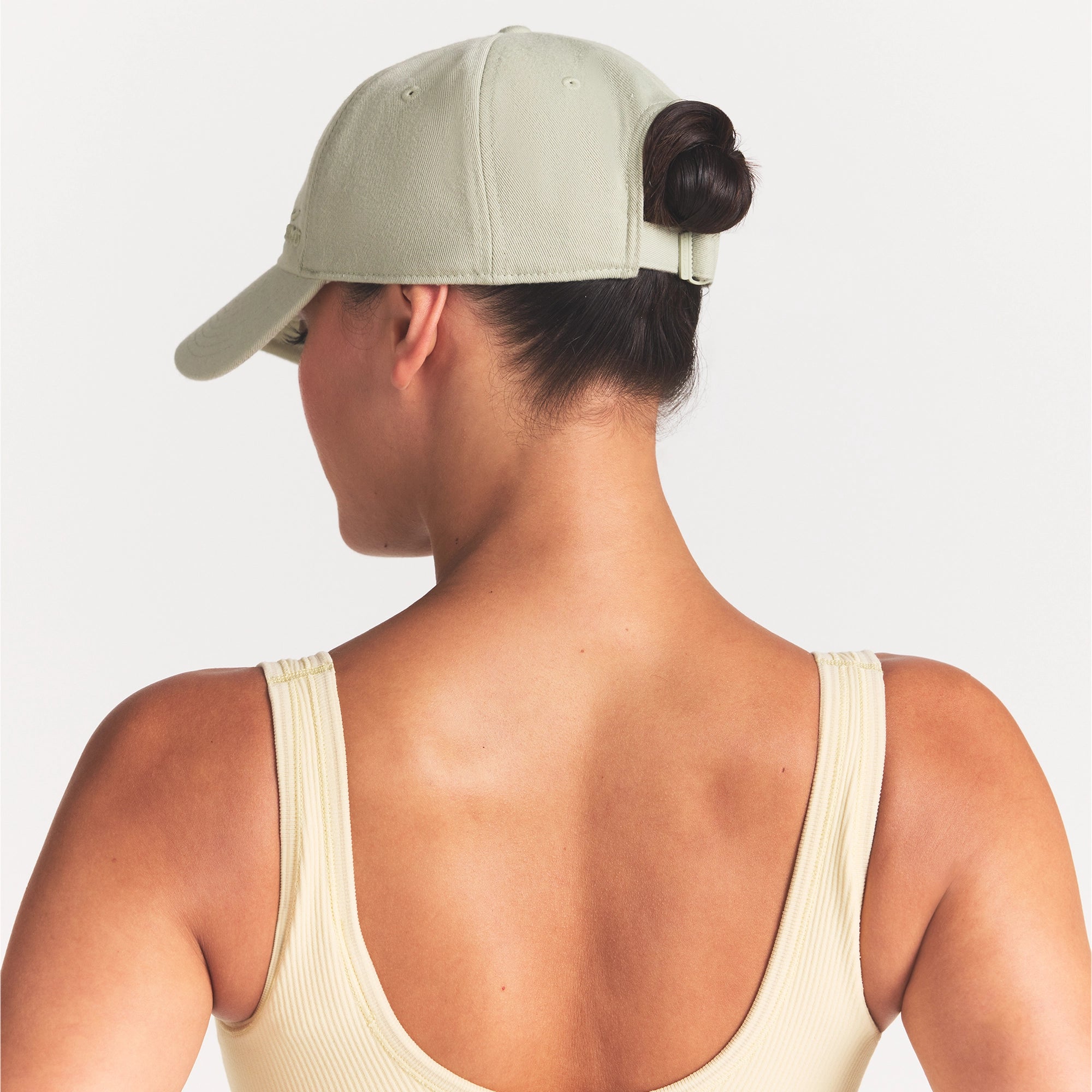 NikeSKIMS ACCESSORIES CLUB CAP | TALC ON A MODEL SIDE VIEW @ | FOCUS: 0.0, 1.0, 0.9