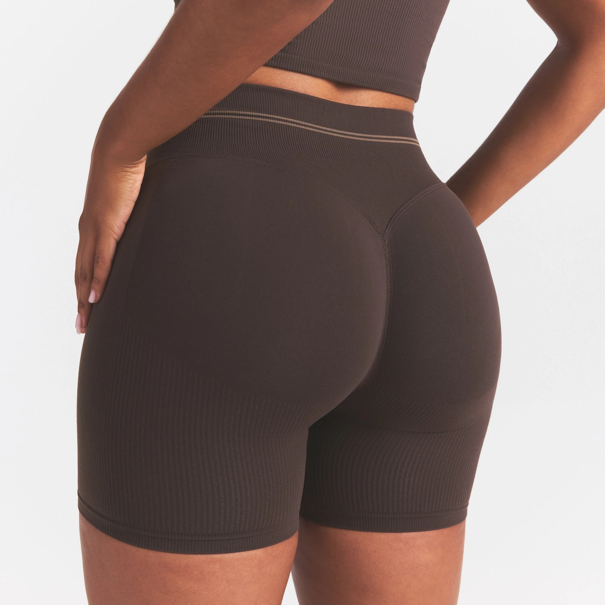 NikeSKIMS RIBBED SEAMLESS 5" BIKER SHORT | PHOENIX ON A MODEL SIDE VIEW
