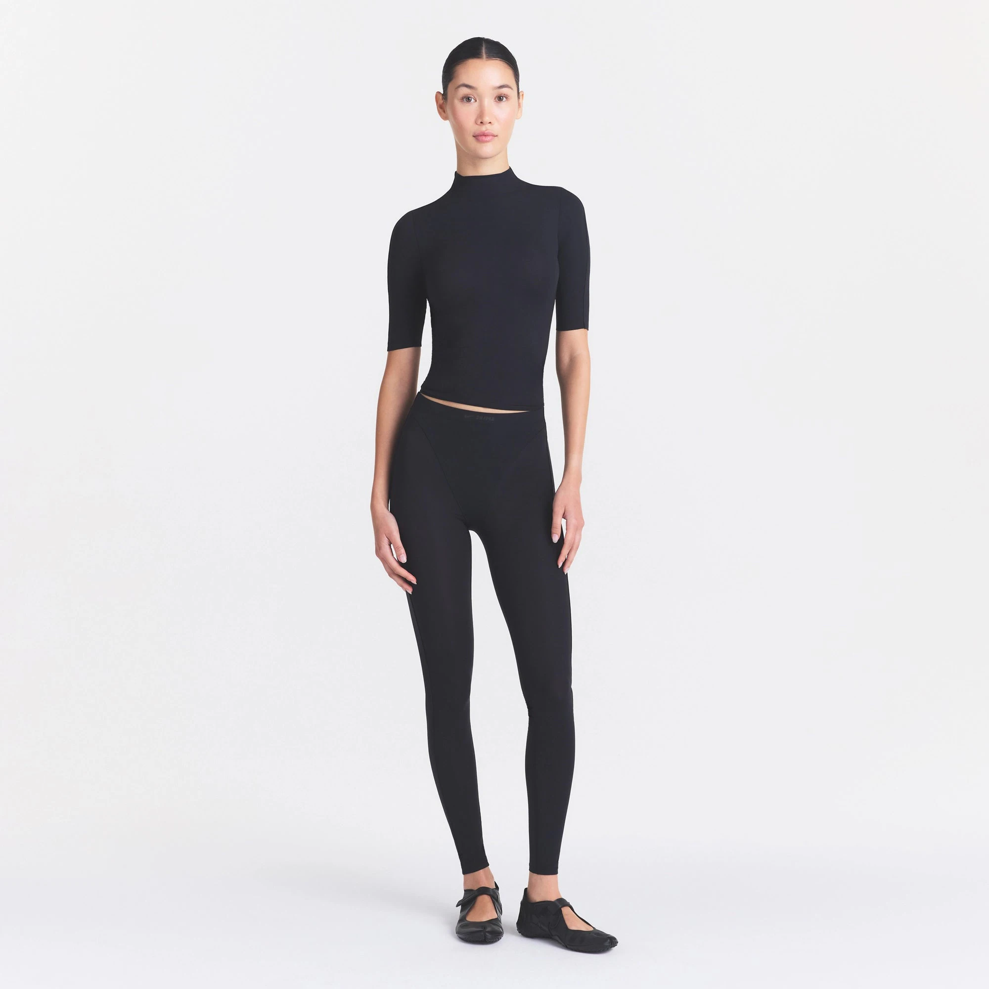 NikeSKIMS WEIGHTLESS LAYERS V-PANEL 28" LEGGING | OBSIDIAN ON A MODEL FRONT VIEW