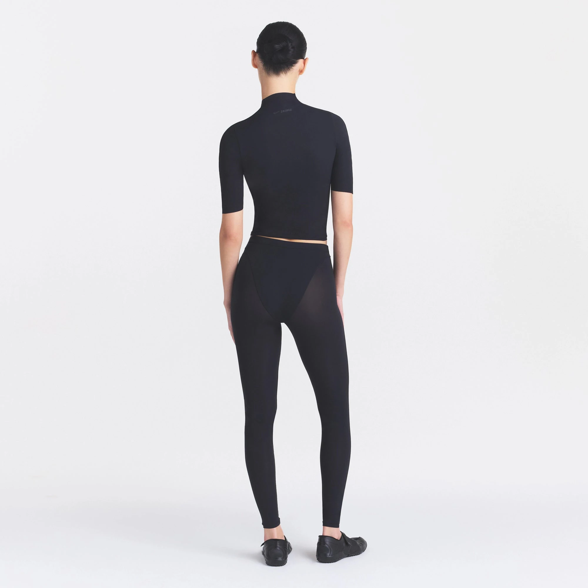 NikeSKIMS WEIGHTLESS LAYERS V-PANEL 28" LEGGING | OBSIDIAN ON A MODEL FRONT VIEW